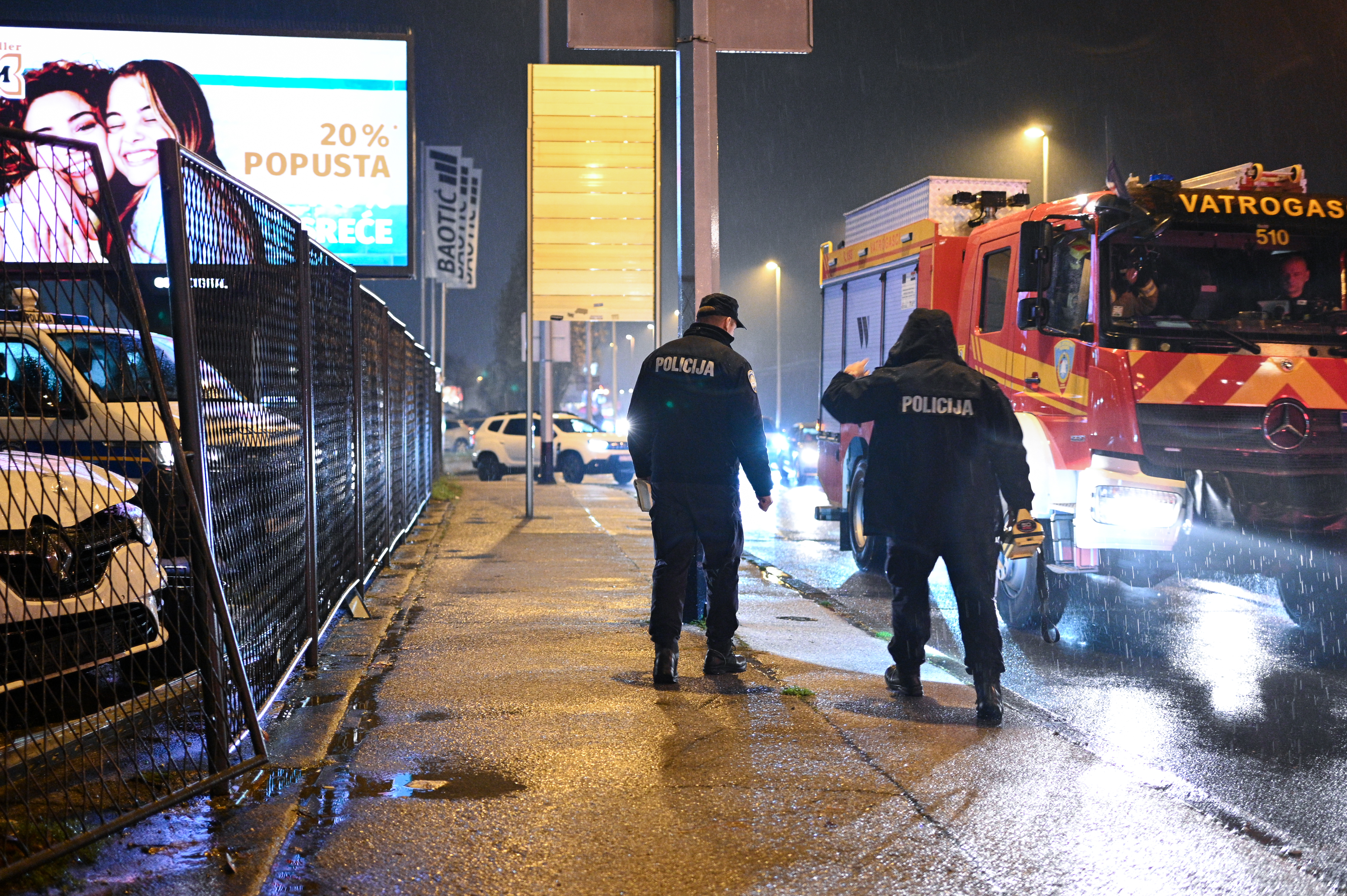 Auto se zaletio u izlog. Photo: Luka Antunac/PIXSELL