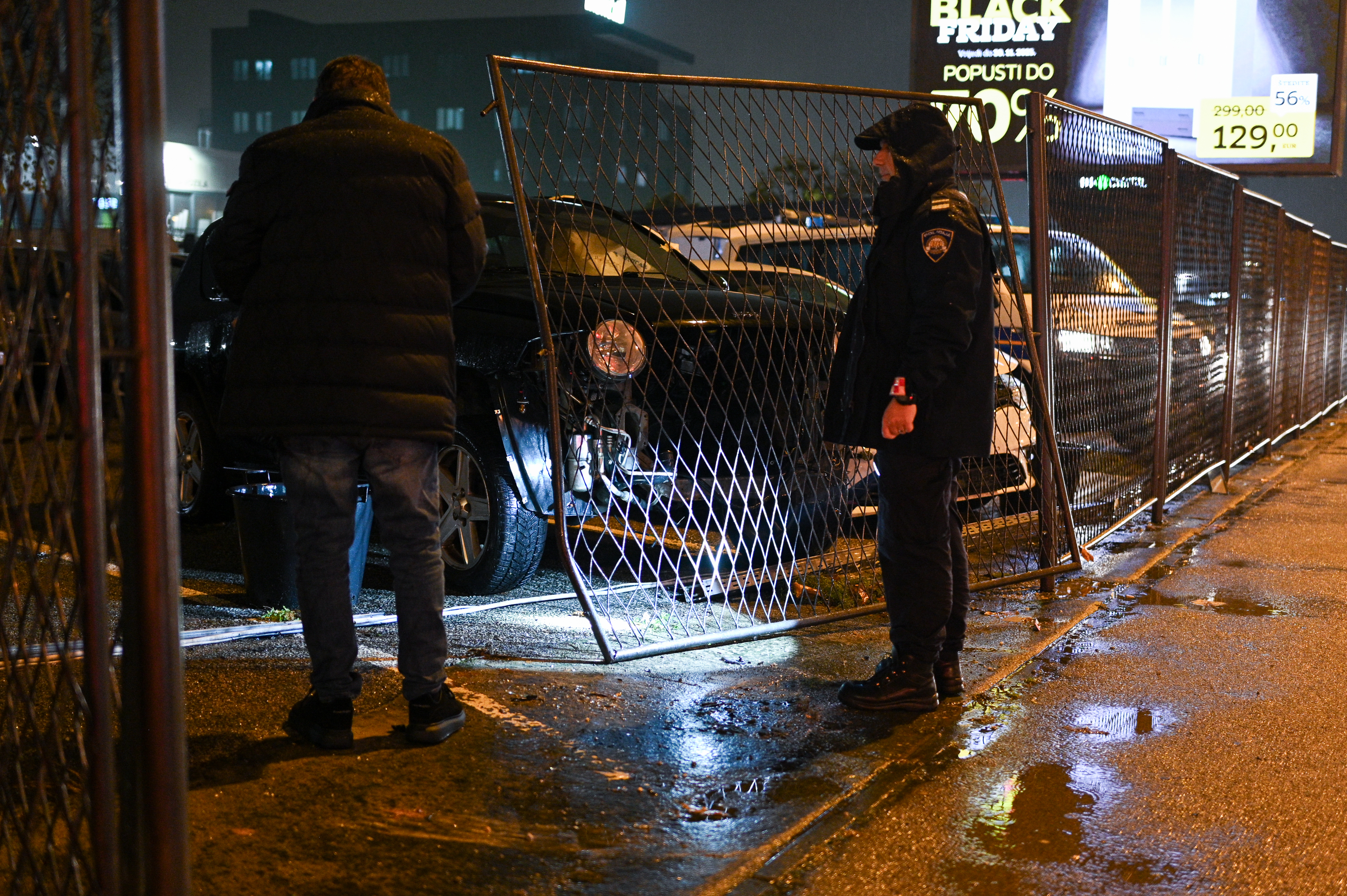 25.11.2025., Maksimirska cesta 282, Zagreb - Auto se zaletio u izlog. Photo: Luka Antunac/PIXSELL