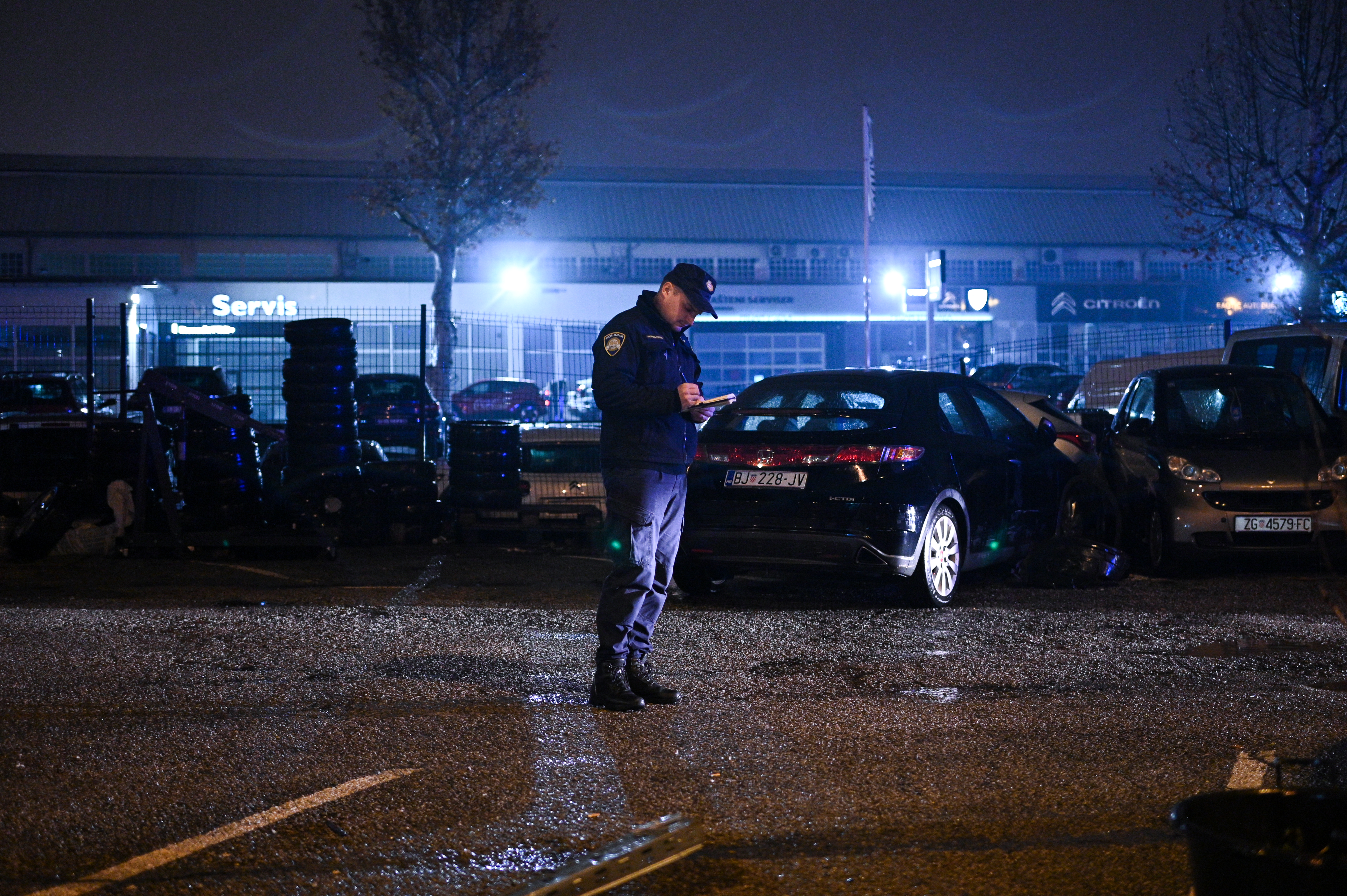 Maksimirska cesta 282, Zagreb - Auto se zaletio u izlog. Photo: Luka Antunac/PIXSELL