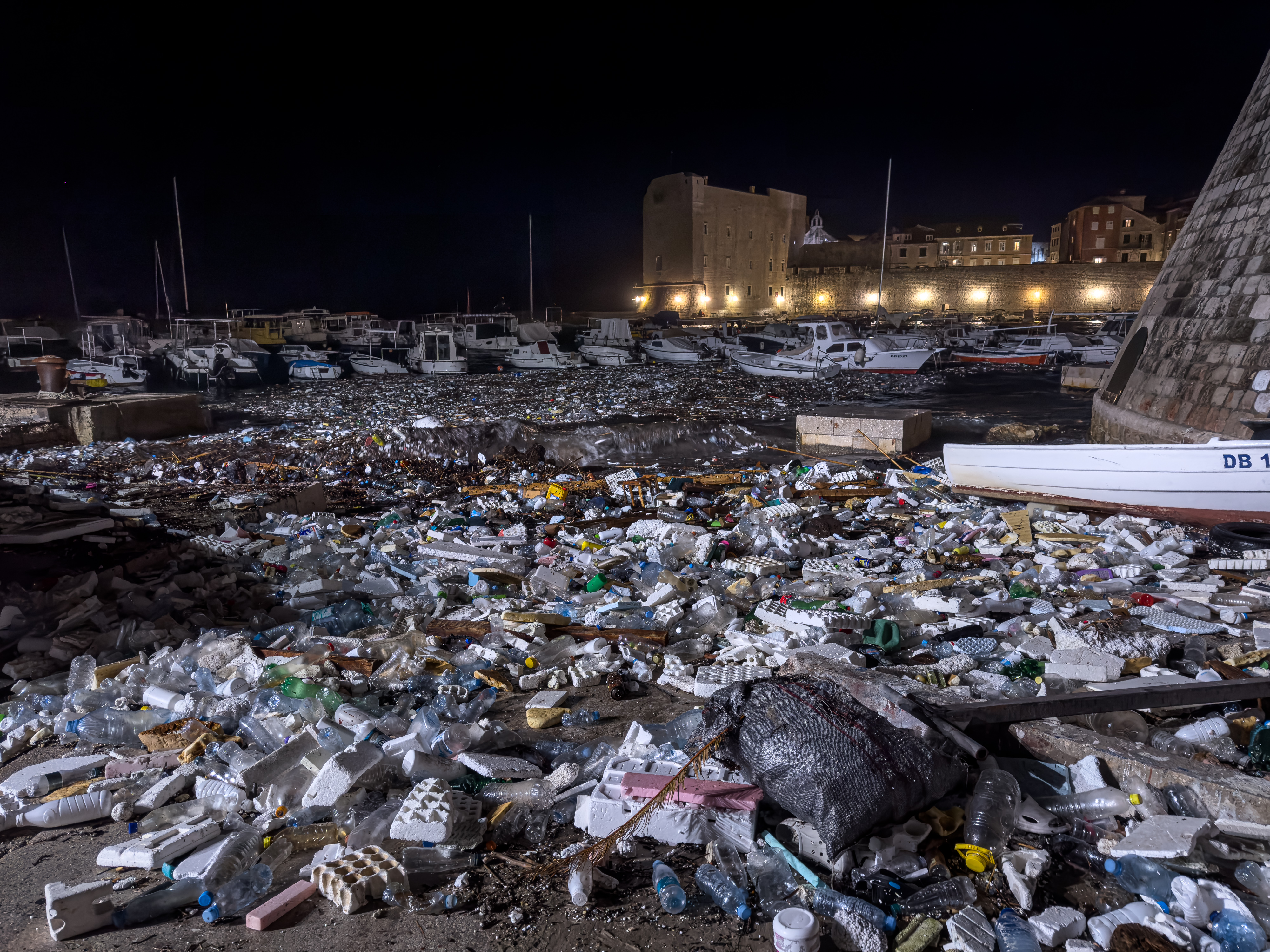 25.11.2025., Stara gradska luka, Dubrovnik - Velike kolicine smeca i plastike nanesene jakim jugom. Sudeci po etiketama smece je vecinom iz Albanije. Photo: Grgo Jelavic/PIXSELL