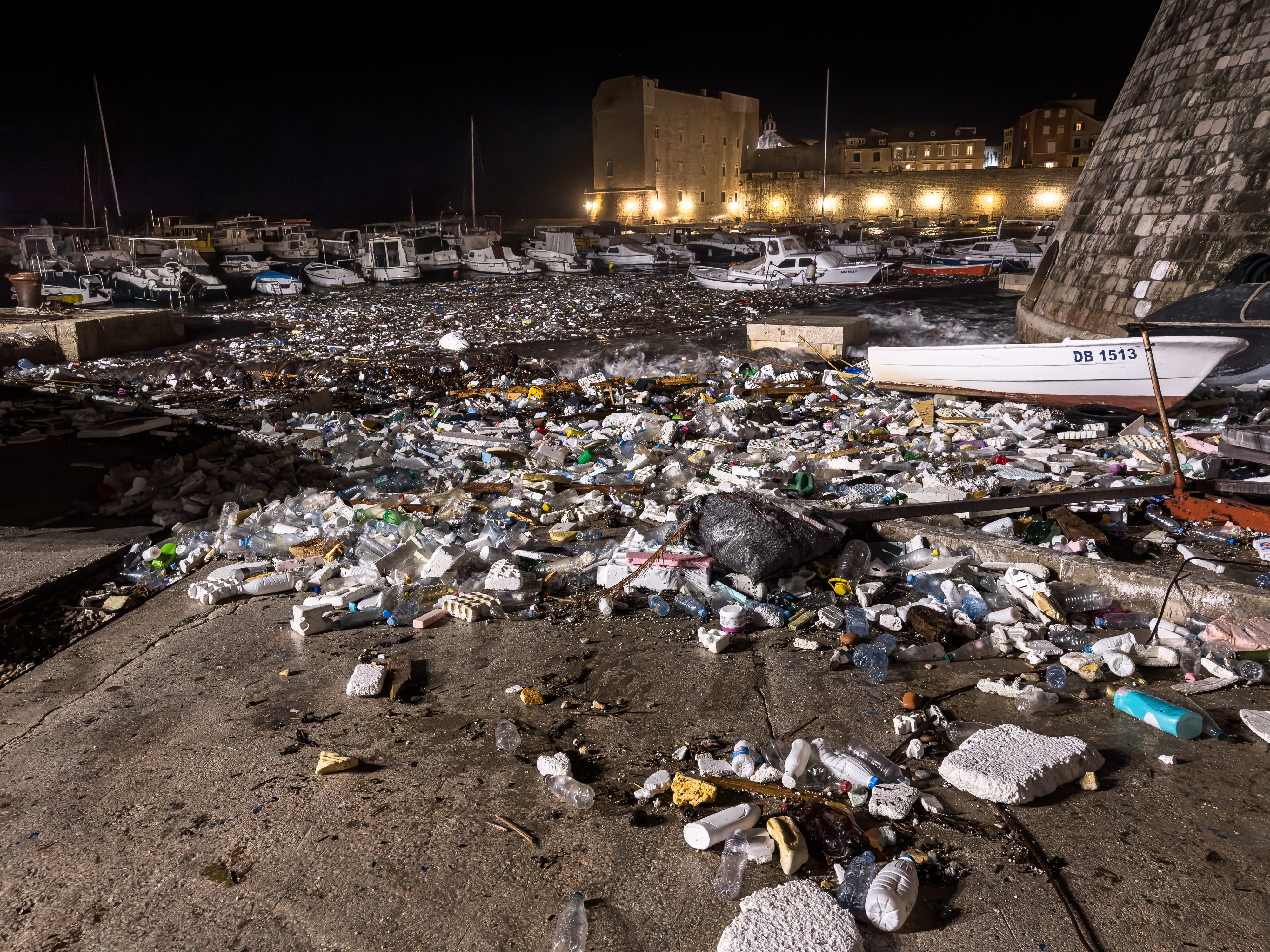 25.11.2025., Stara gradska luka, Dubrovnik - Velike kolicine smeca i plastike  nanesene jakim jugom. Sudeci po etiketama smece je vecinom iz Albanije. Photo: Grgo Jelavic/PIXSELL