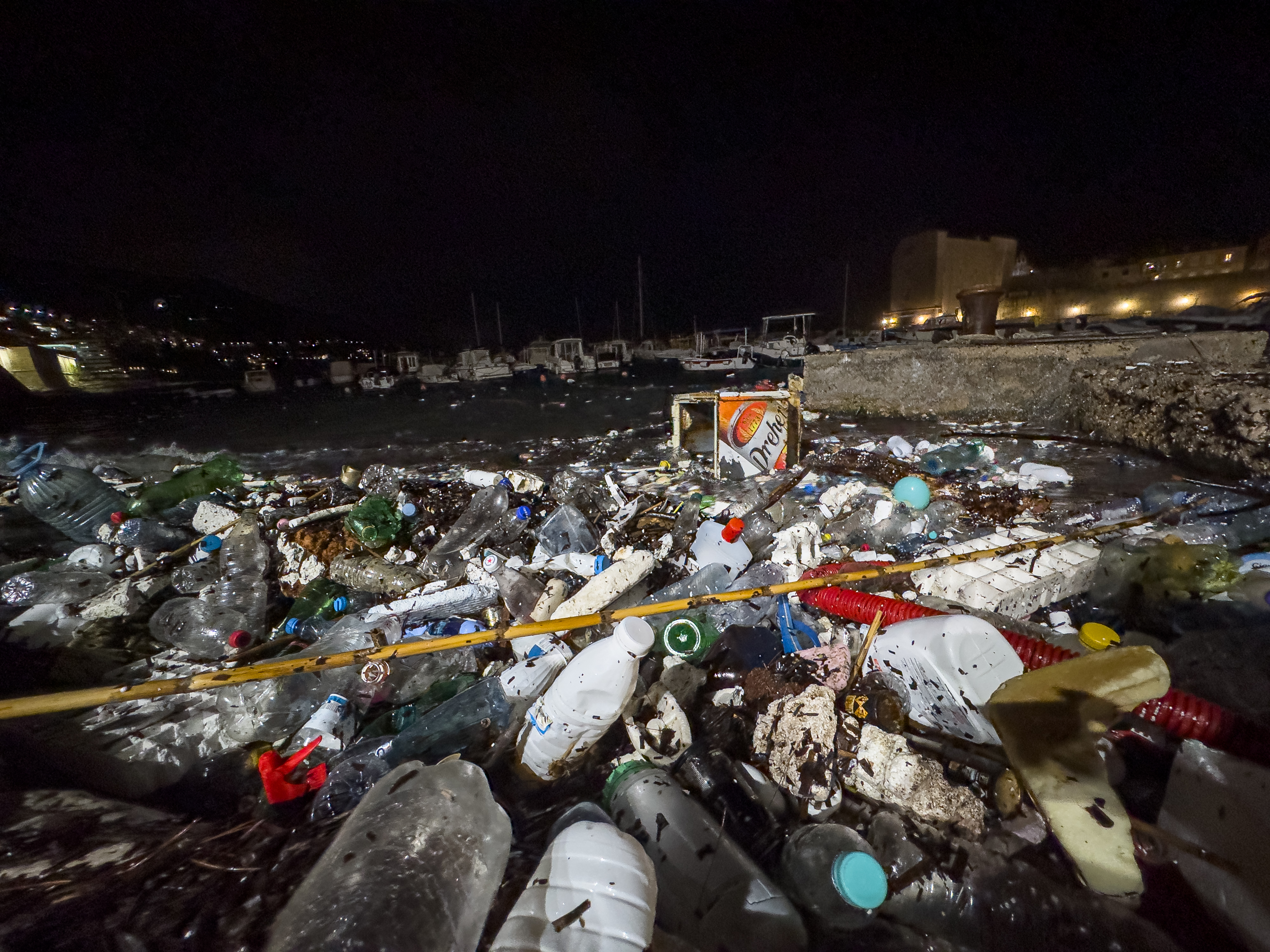 25.11.2025., Stara gradska luka, Dubrovnik - Velike kolicine smeca i plastike  nanesene jakim jugom. Sudeci po etiketama smece je vecinom iz Albanije. Photo: Grgo Jelavic/PIXSELL