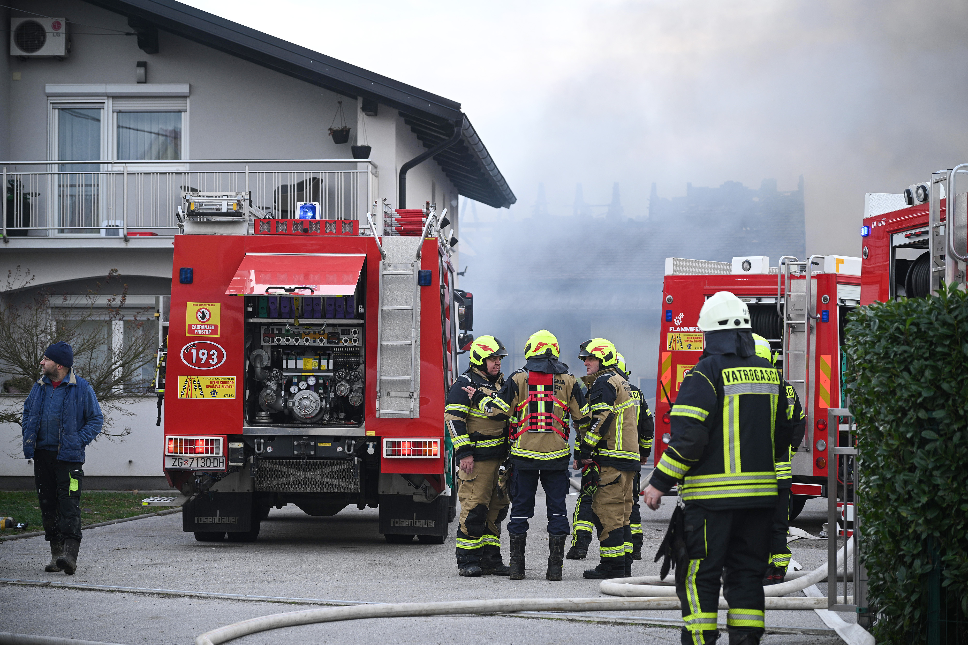 27.11.2025. Zagreb - U skladištu guma u Zagrebačkoj ulici u Sesvetama izbio je pozar. Na intervenciji su vatrogasci JVP Zagreb, koji na terenu imaju devet vozila. Photo: Davor Puklavec/PIXSELL