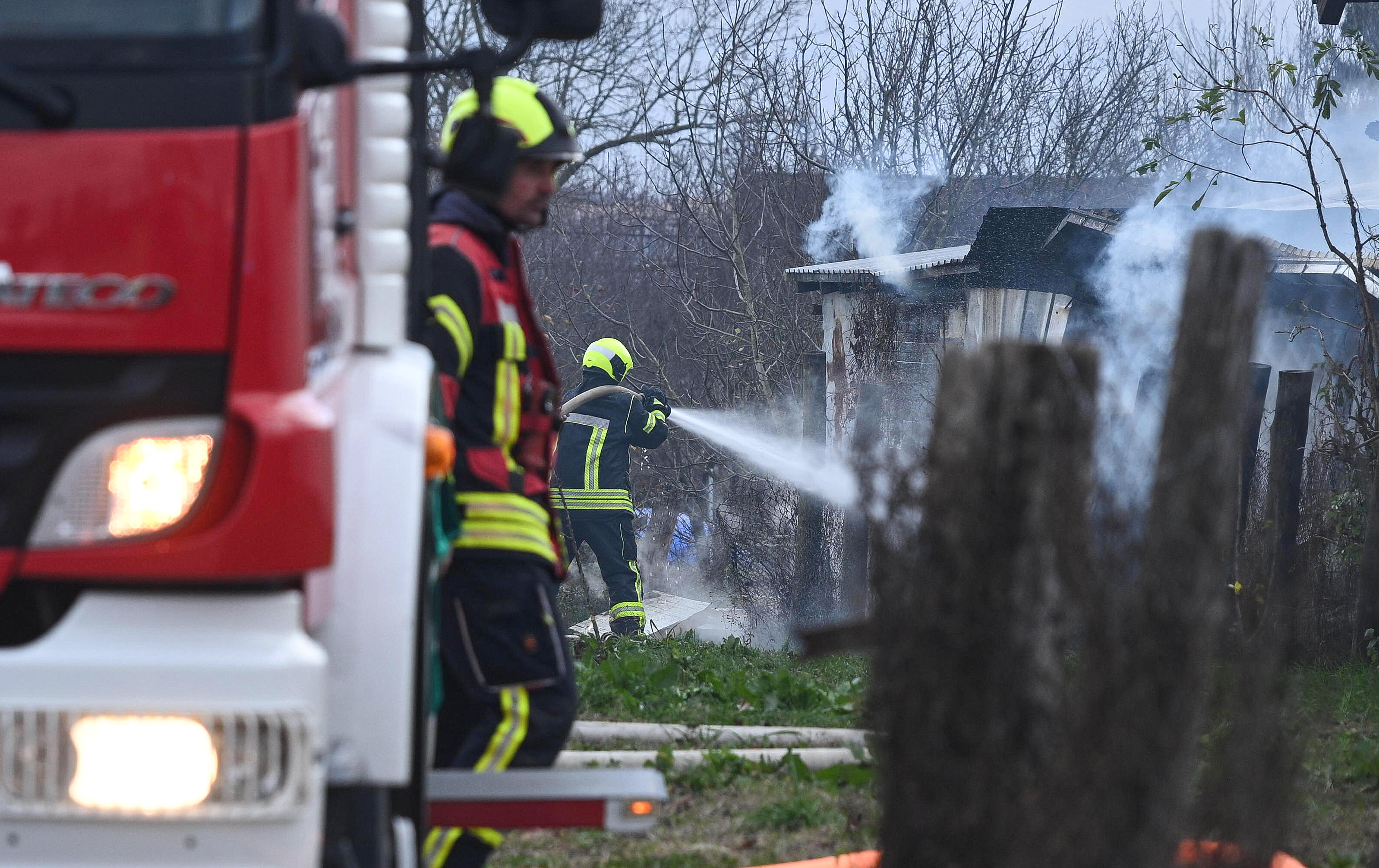 27.11.2025. Zagreb - U skladištu guma u Zagrebačkoj ulici u Sesvetama izbio je pozar. Na intervenciji su vatrogasci JVP Zagreb, koji na terenu imaju devet vozila. Photo: Davor Puklavec/PIXSELL