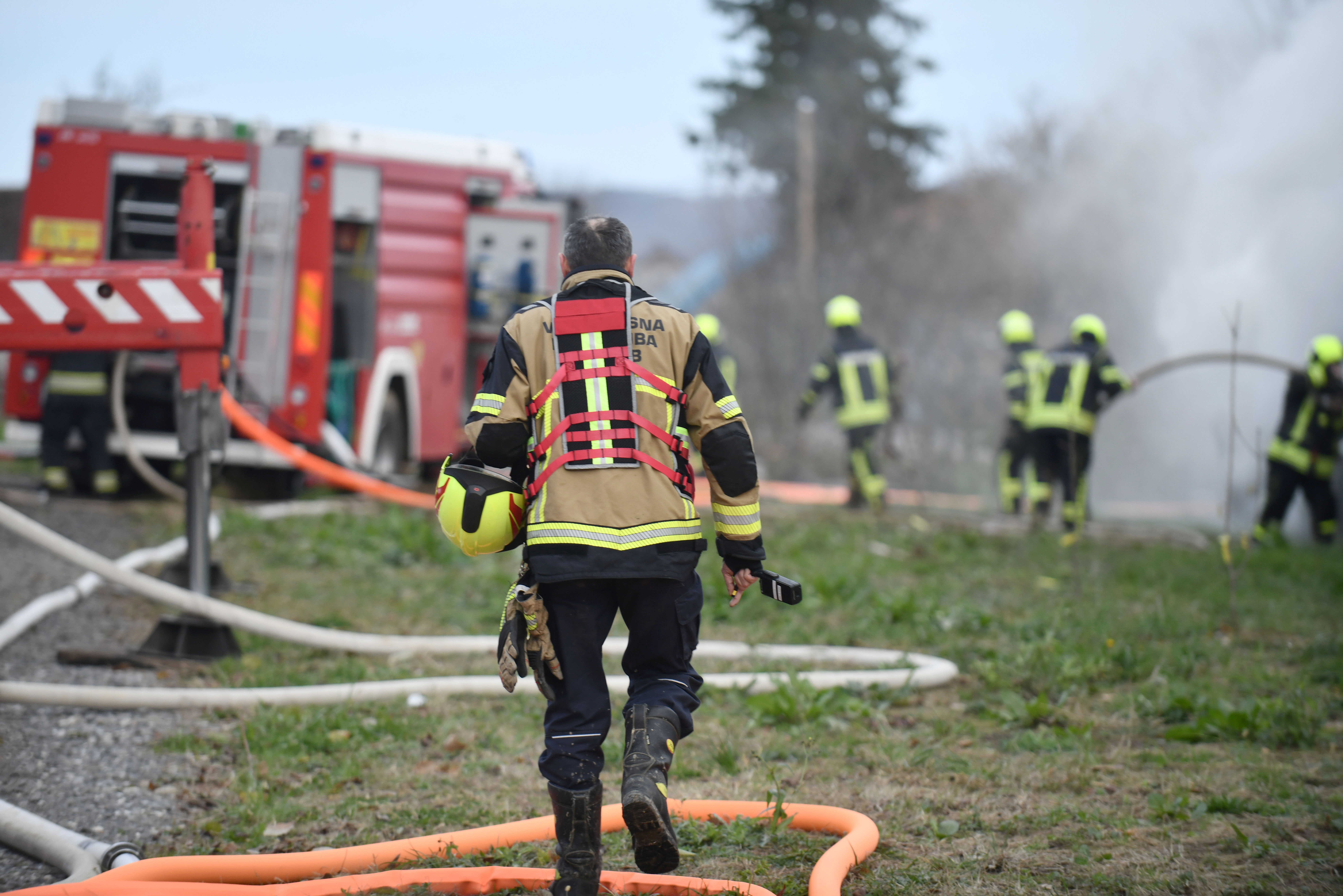 Pozar skladista guma u Sesvetama. Photo: Josip Mikacic/PIXSELL