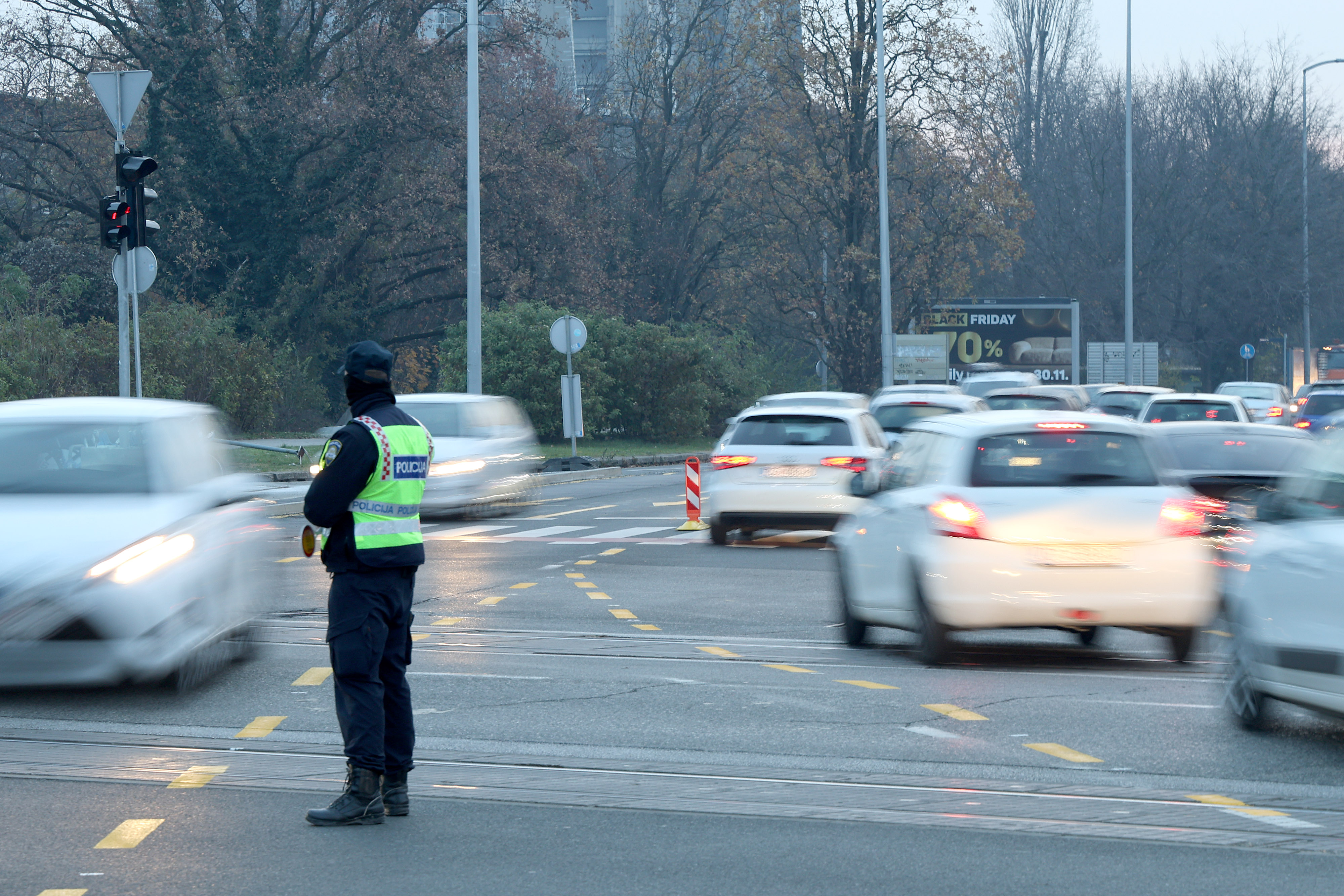 01.12.2025., Zagreb - Prvi radni dan nakon ponovnog uspostavljanja prometa Slavonskom u oba smijera, promet kod Vjesnikovog nebodera je zbog uvedenih ogranicenja pod pojacanim nadzorom policije i prometnih redara.  Photo: Patrik Macek/PIXSELL