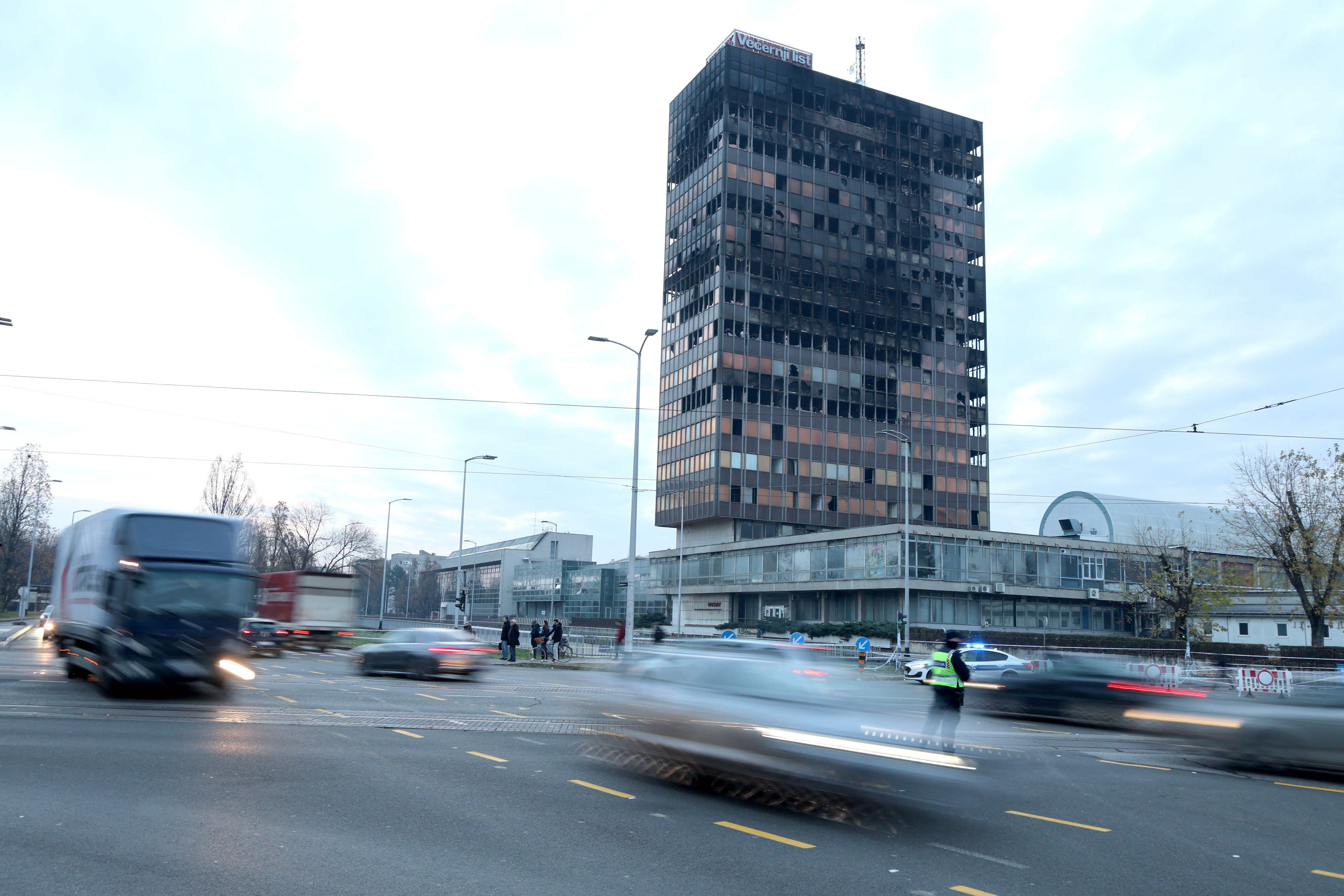 01.12.2025., Zagreb - Prvi radni dan nakon ponovnog uspostavljanja prometa Slavonskom u oba smijera, promet kod Vjesnikovog nebodera je zbog uvedenih ogranicenja pod pojacanim nadzorom policije i prometnih redara.  Photo: Patrik Macek/PIXSELL