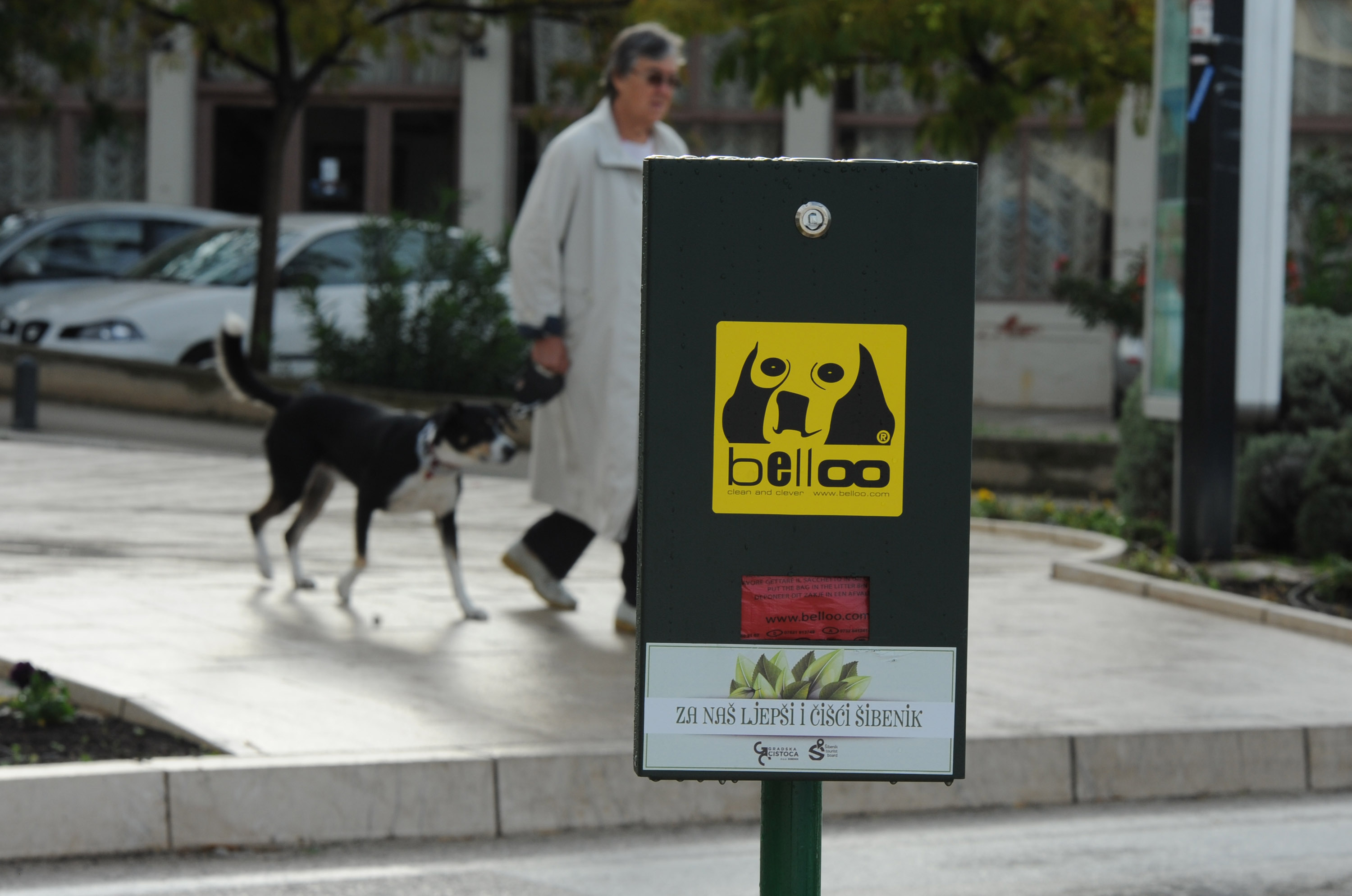 27.10.2012., Sibenik - U samom sredistu Sibenika postavljeni je mini kontejneri s vrecicama za pseci izmet sa sloganom Za cisci Sibenik. Photo: Hrvoje Jelavic/PIXSELL