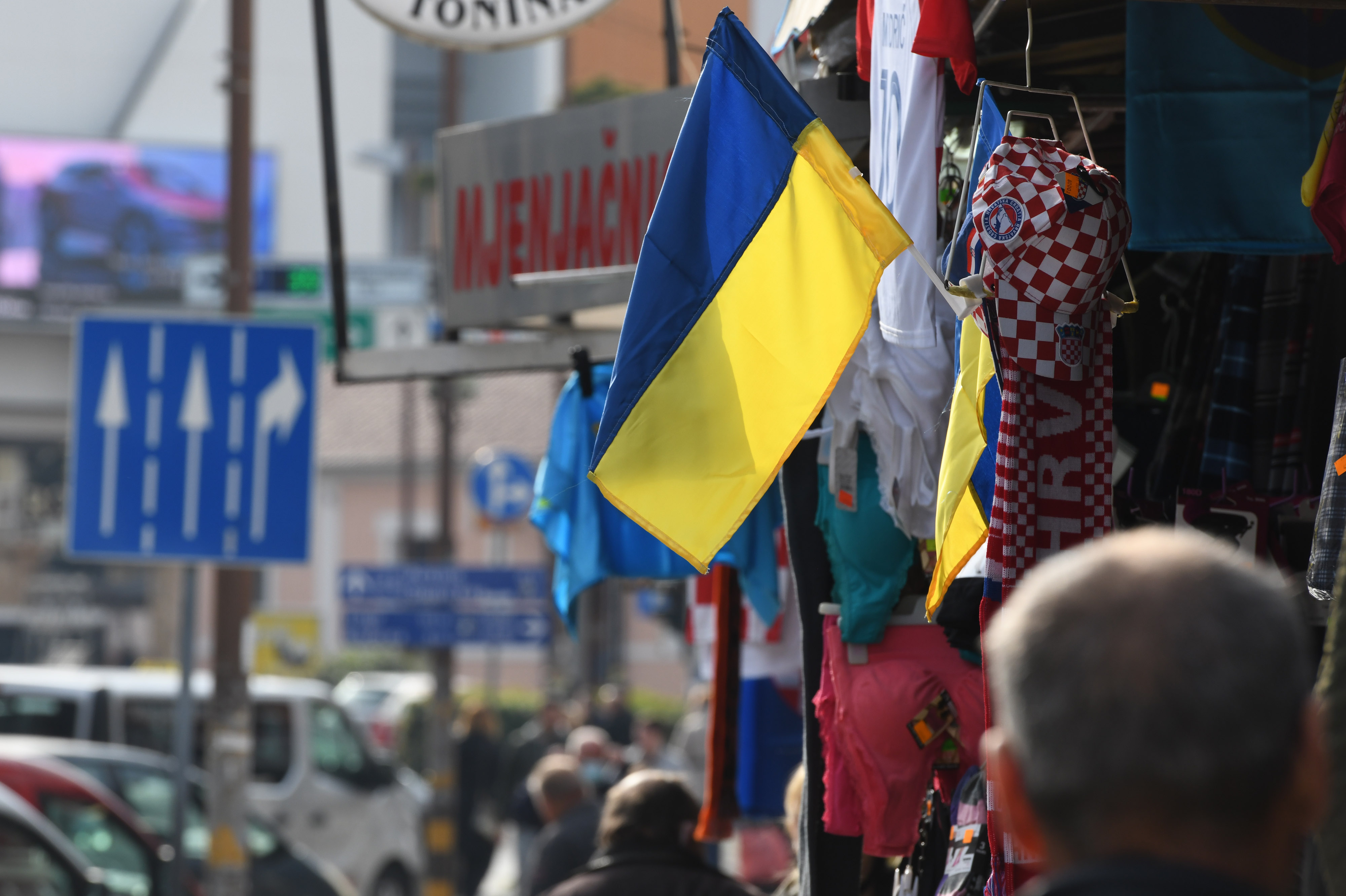 17.03.2022., Sibenik - U trgovinama koje se nalaze uz sibensku trznicu mogu se kupiti i zastave Ukrajine.