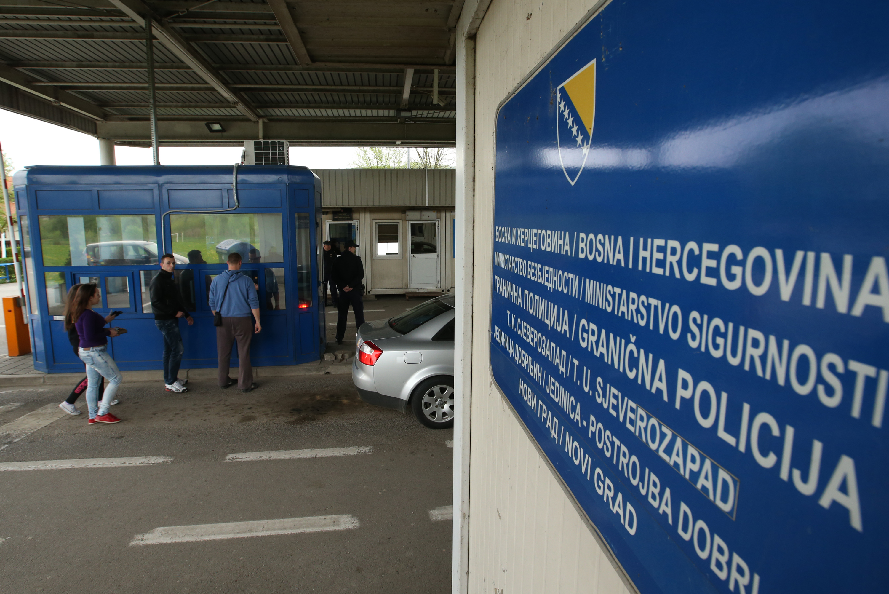 Granicni prijelaz u Hrvatskoj Kostajnici. Zbog nedostatka zemljista na bosanskohercegovackoj strani granice, policija i carinska sluzba BiH smjesteni su na hrvatskom teritoriju.