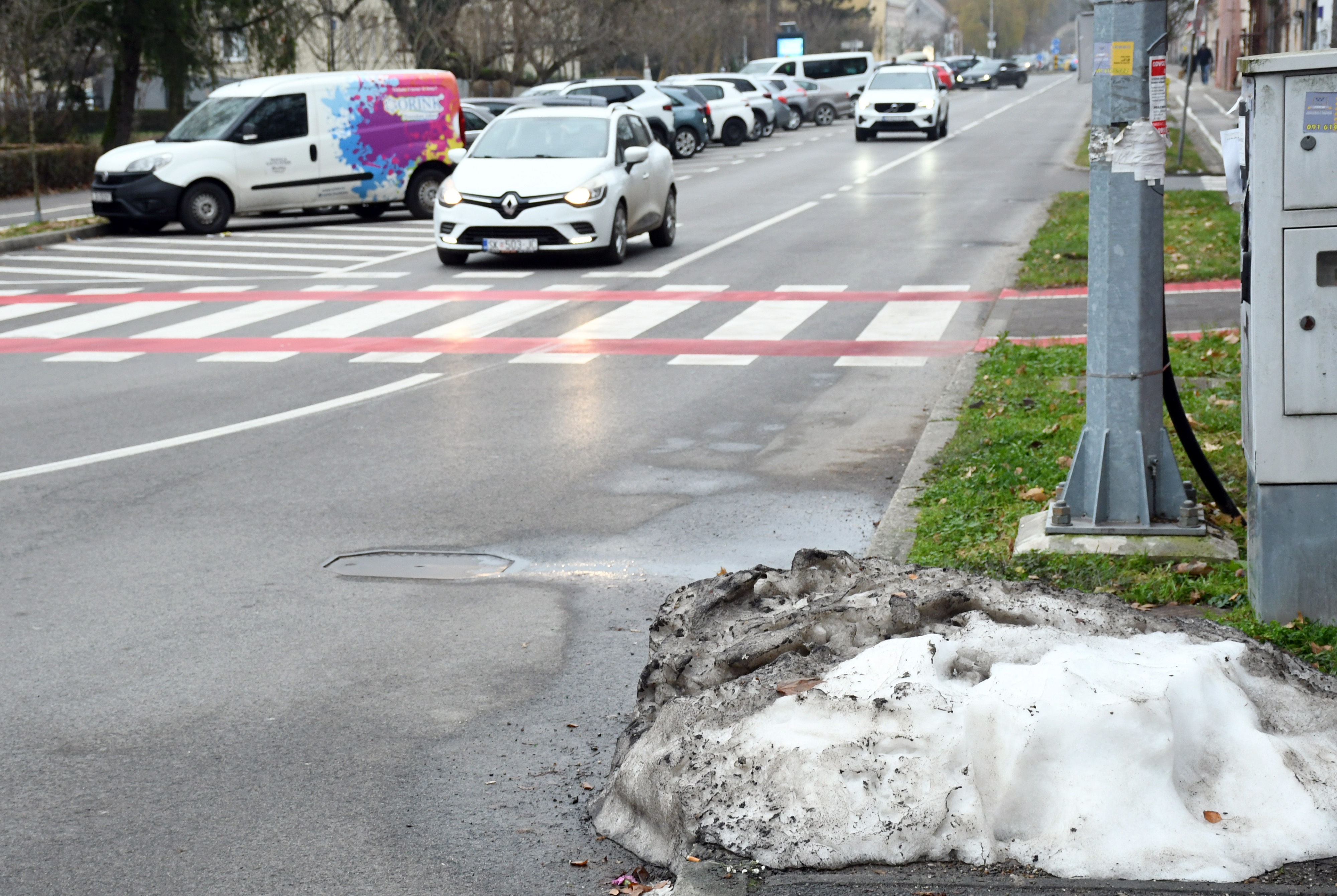 Neociscene hrpe prljavog snijega podsjetnik su na snijeg koji je padao prise deset dana. Photo: Nikola Cutuk/PIXSELL
