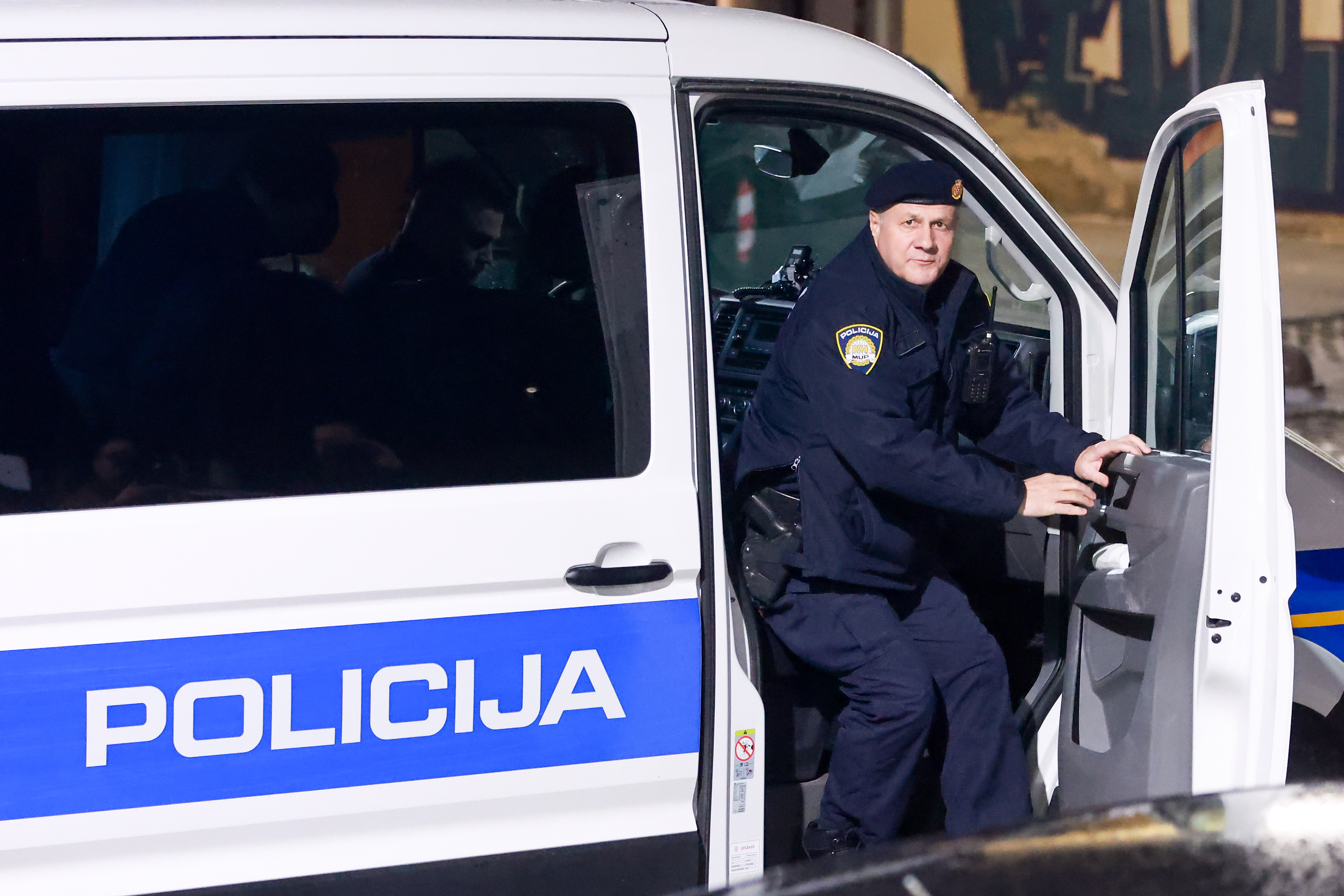 Bivsi ministar i saborski zastupnik Josip Dabro uhicen je i doveden u osjecki DORH radi kaznenog postupka te moguceg odredjivanja istraznog zatvora zbog povrede djetetovih prava i neovlastenog posjedovanja i koristenja oruzja.