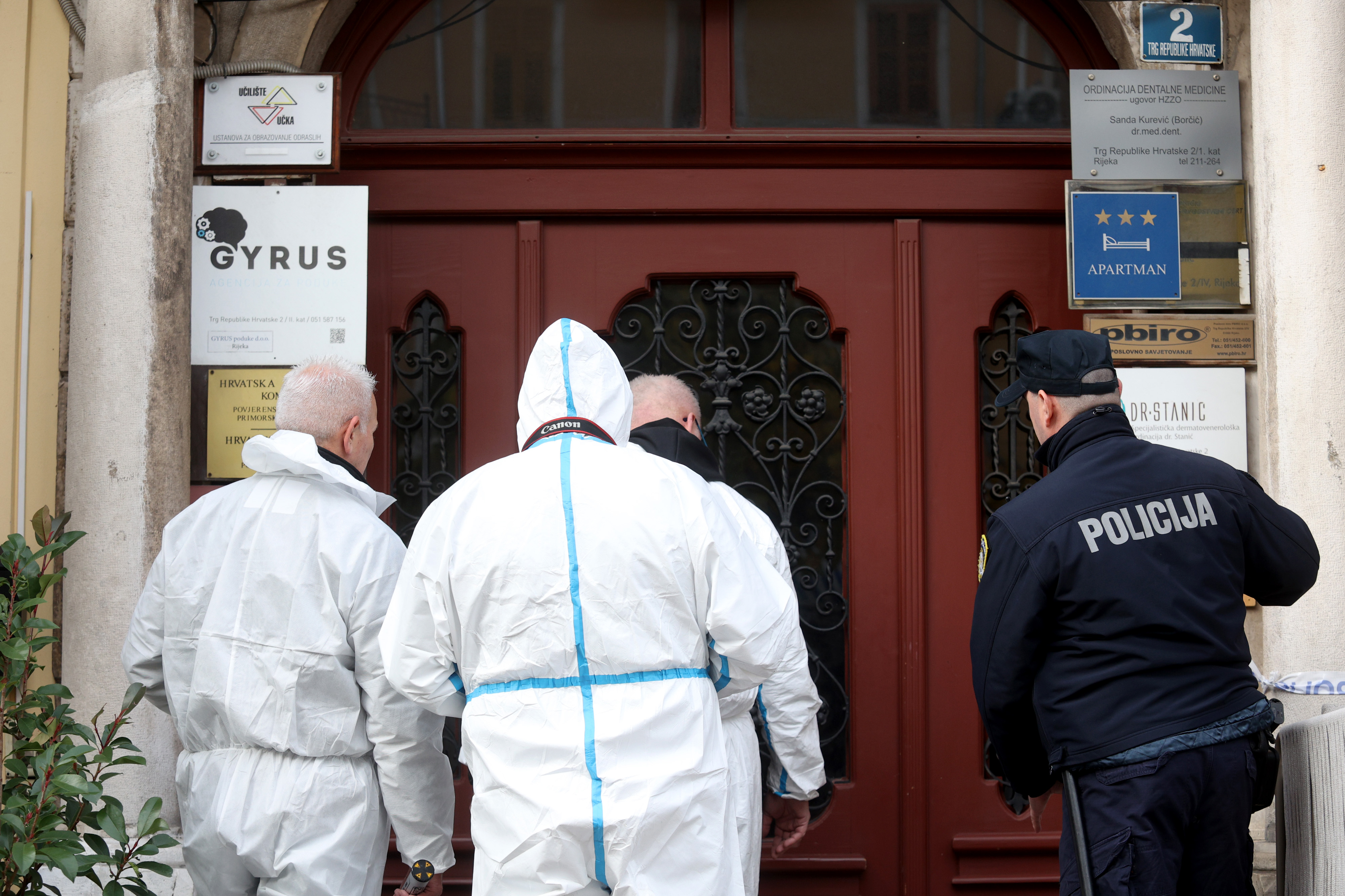 6.12.2025.., Rijeka -  U stubistu zgrade Trga Republike Hrvatske broj 2 pronadjena je tesko ozlijedjena zena koja je preminula i muskarac s ozlijedama vrata. Photo: Nel Pavletic/PIXSELL