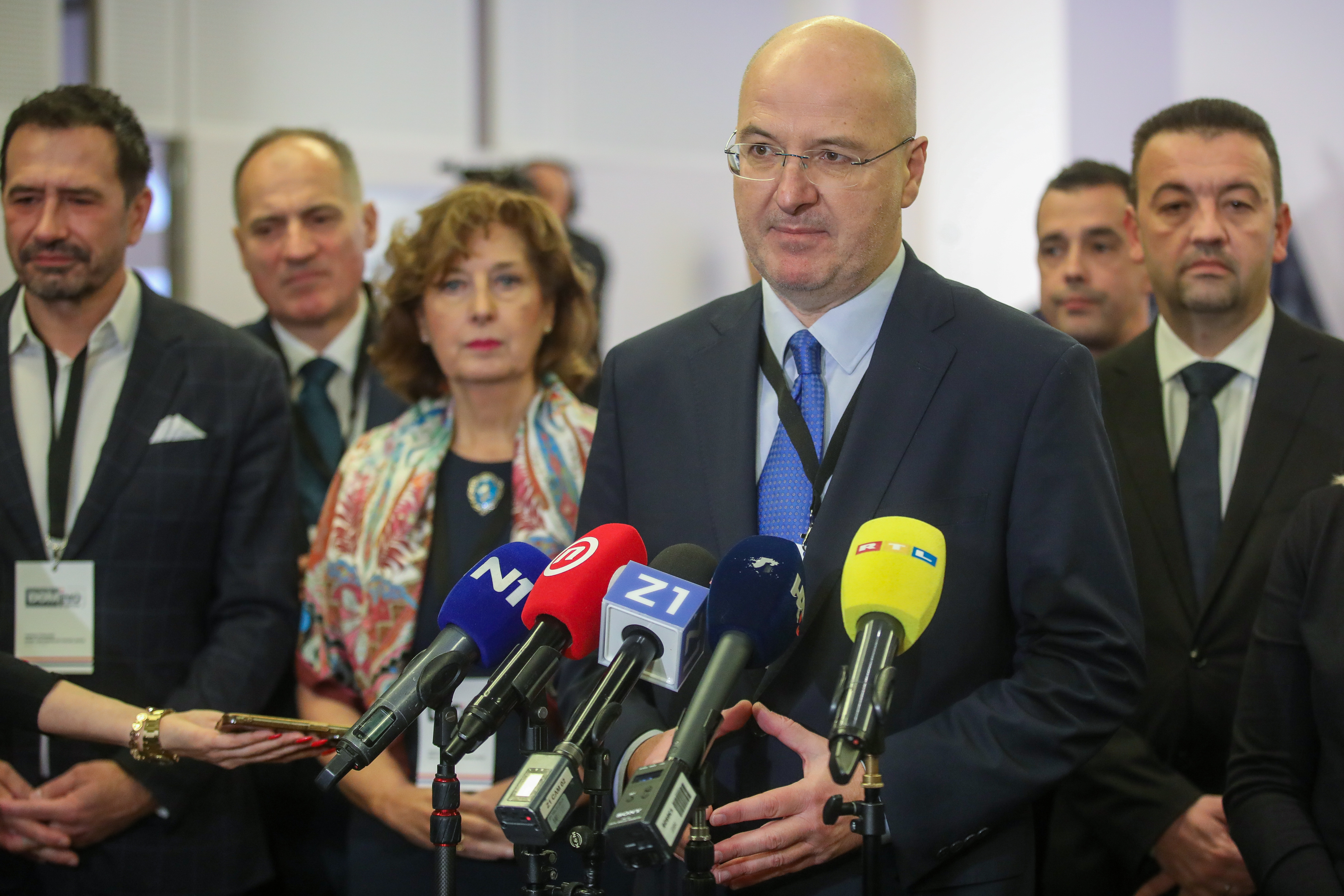 U hotelu Aristos u Buzinu stranka Dom i nacionalno okupljanje (DOMiNO) odrzala je izvanredni sabor stranke na kojem osim clanova stranke DOMiNO sudjeluju i celnici partnerskih politickih stranaka s kojima se formira zajednicka politicka platforma