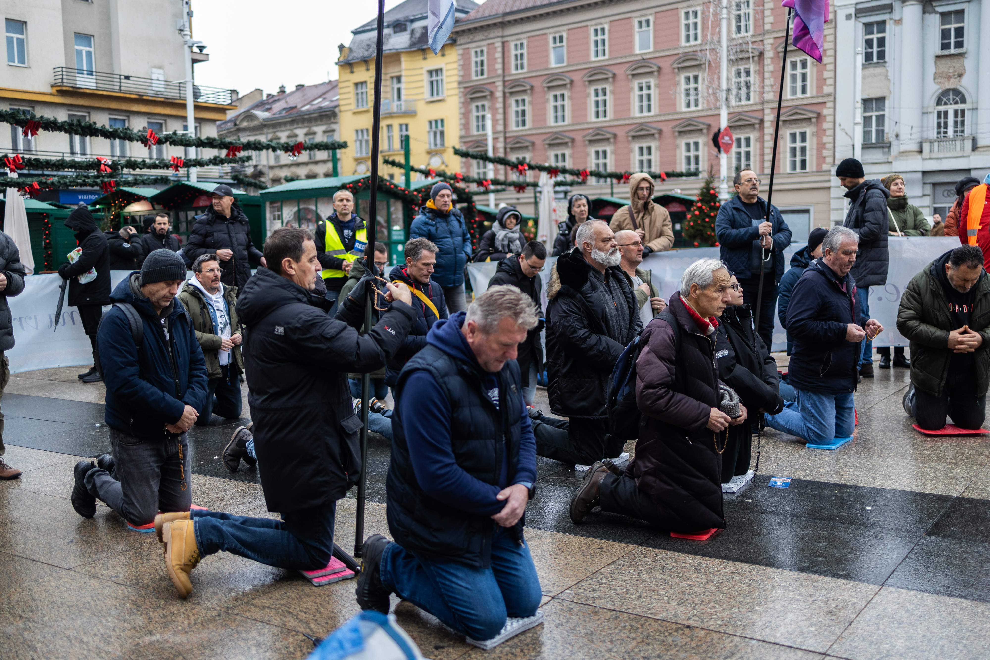 06.12.2025., Zagreb: Molitelji na Trgu bana Josipa Jelacica Photo: Mia Slafhauzer/PIXSELL