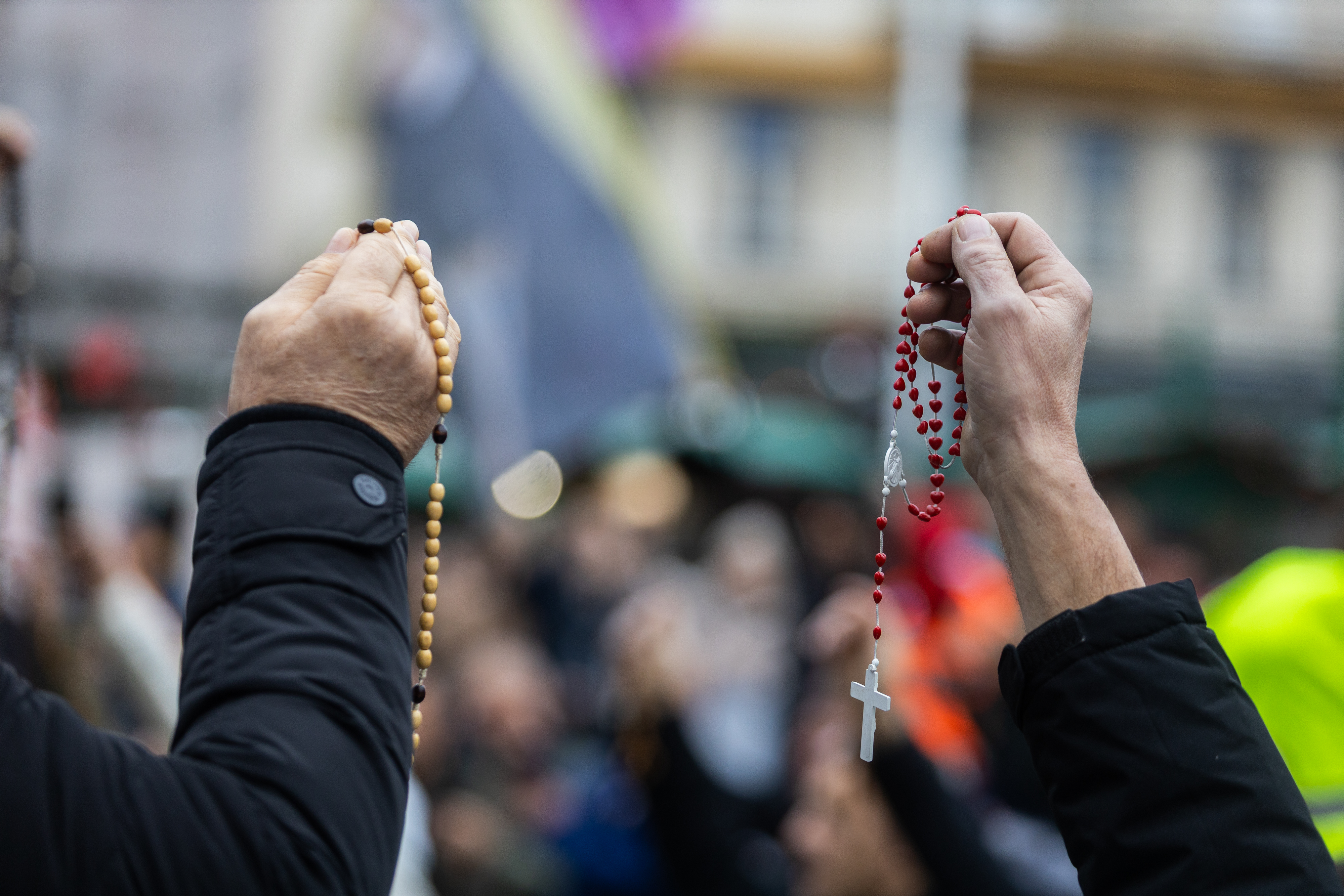 06.12.2025., Zagreb: Molitelji na Trgu bana Josipa Jelacica Photo: Mia Slafhauzer/PIXSELL