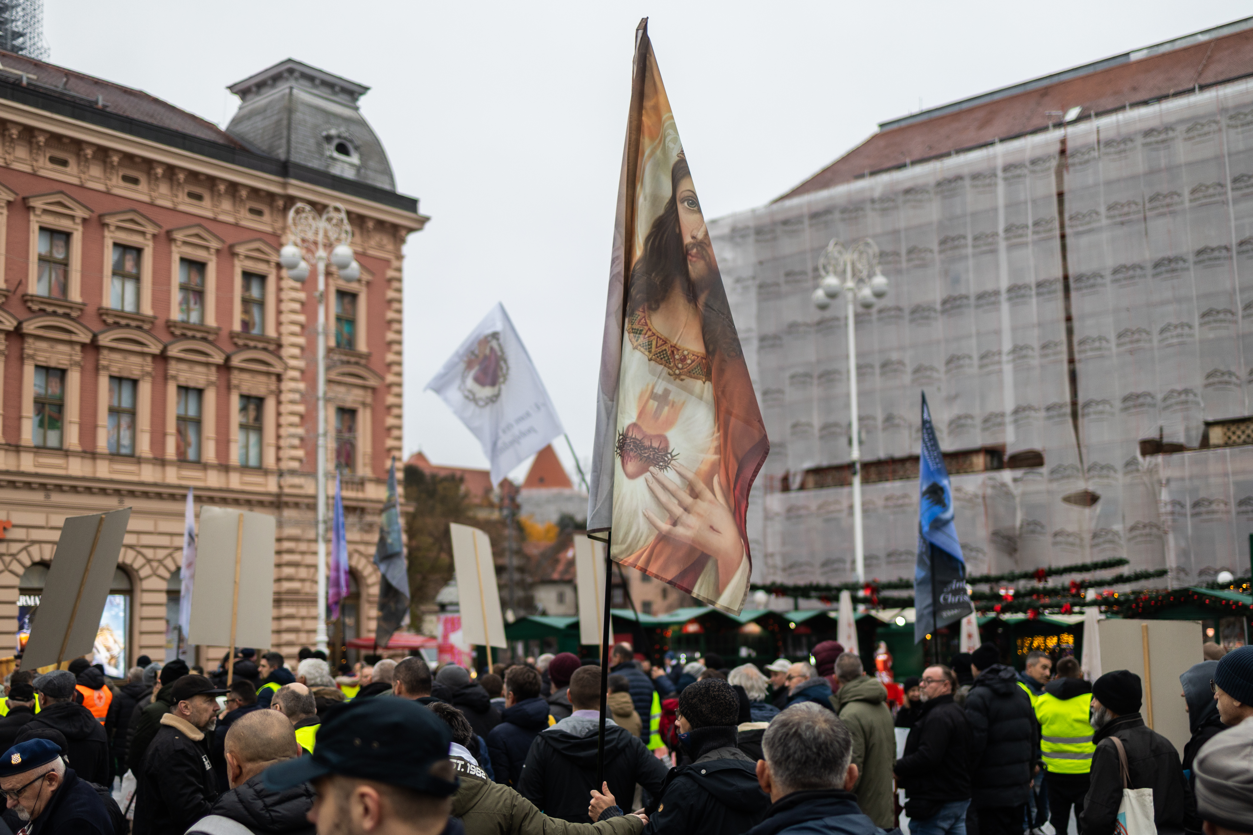 06.12.2025., Zagreb: Molitelji na Trgu bana Josipa Jelacica Photo: Mia Slafhauzer/PIXSELL