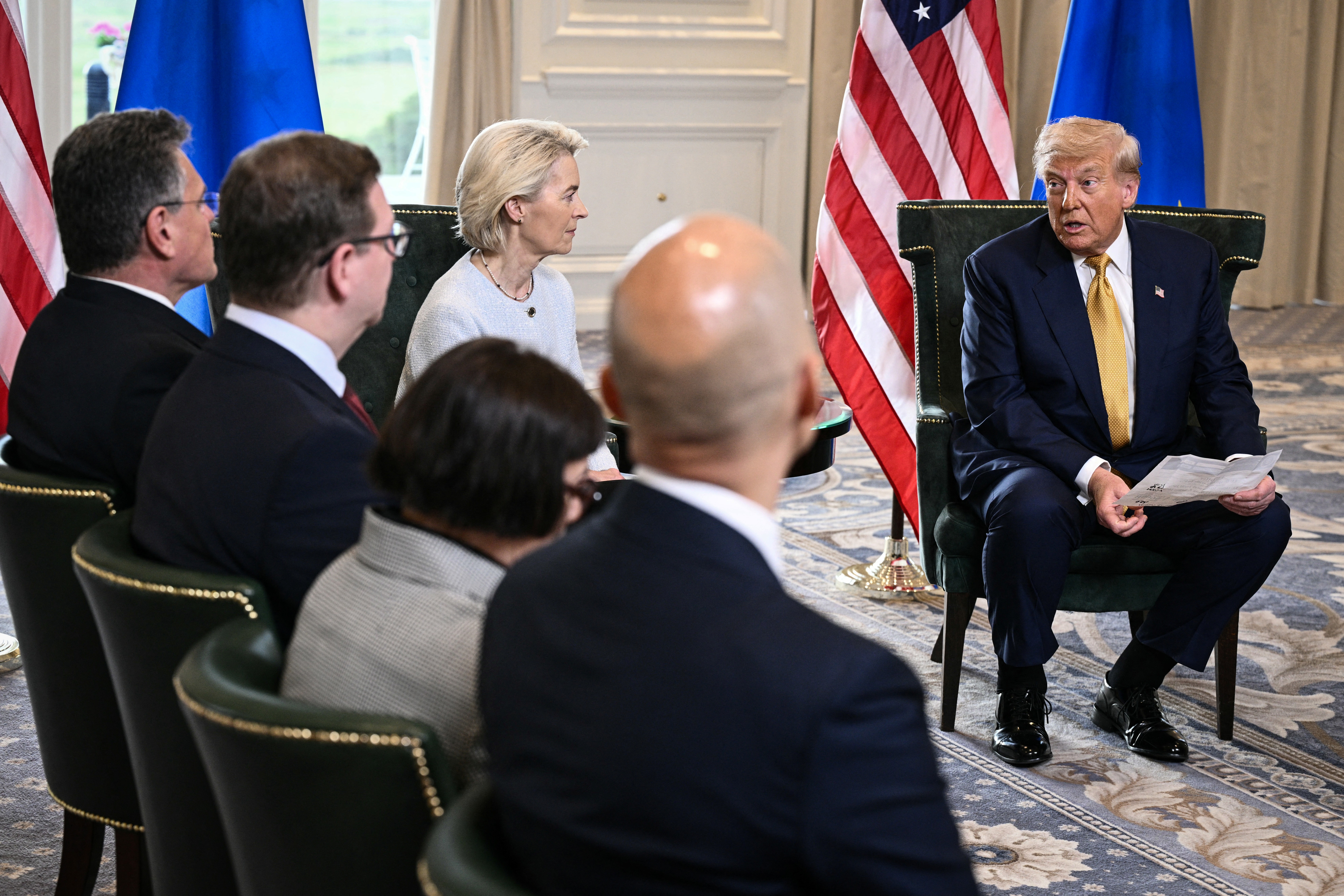 US President Donald Trump (R) and European Commission President Ursula von der Leyen