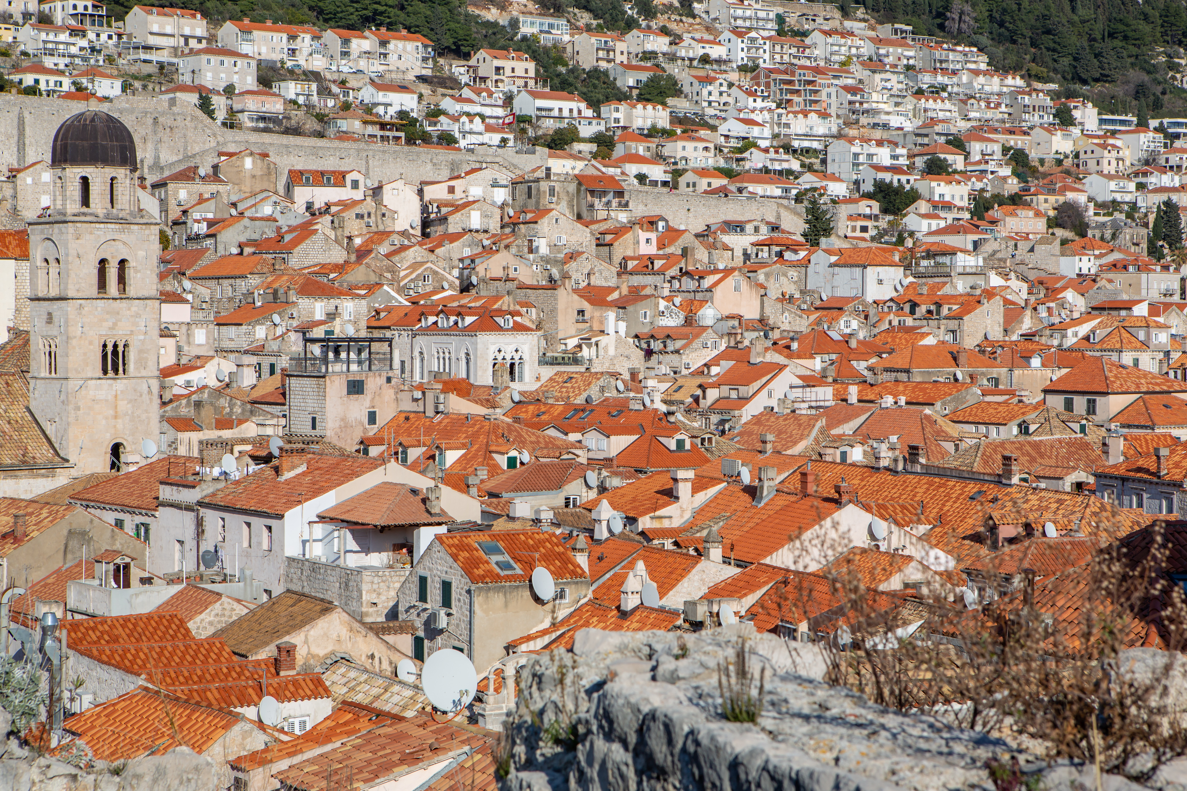Dubrovnik: Pogled na Stradun i gradsku jezgru sa zidina 07.02.2018.