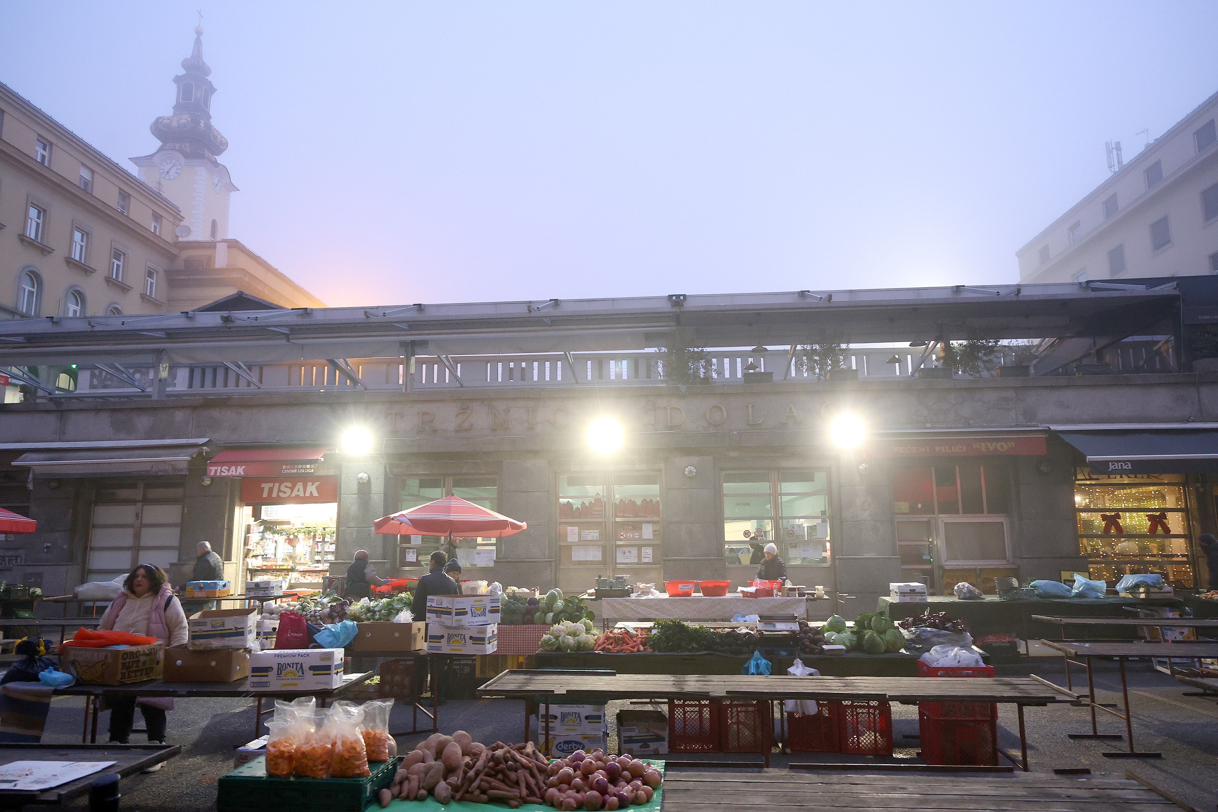 Zatvoreni dio trznice Dolac, koji je bio u obnovi zbog pada stropne ploce od kraja listopada, niti danas nije poceo raditi. Patrik Macek/PIXSELL