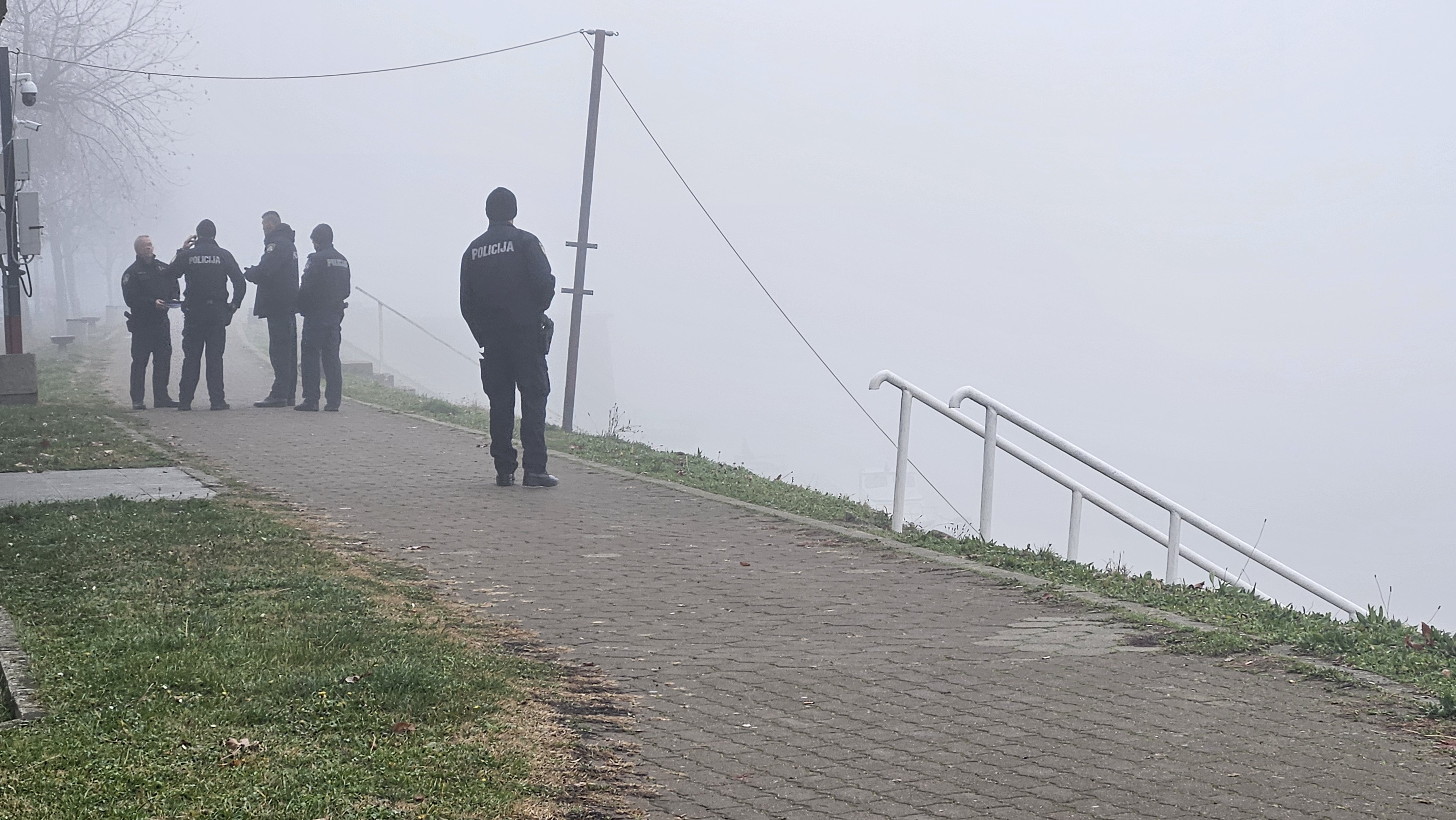 11.12.2025. Slavonski Brod - Prevrnuo se čamac u Savi u Slavonskom Brodu u četvrtak rano ujutro, policija je iz hladne rijeke izvukla više od deset ljudi, Photo: Zeljka Gavranovic/PlusPortal/PIXSELL
