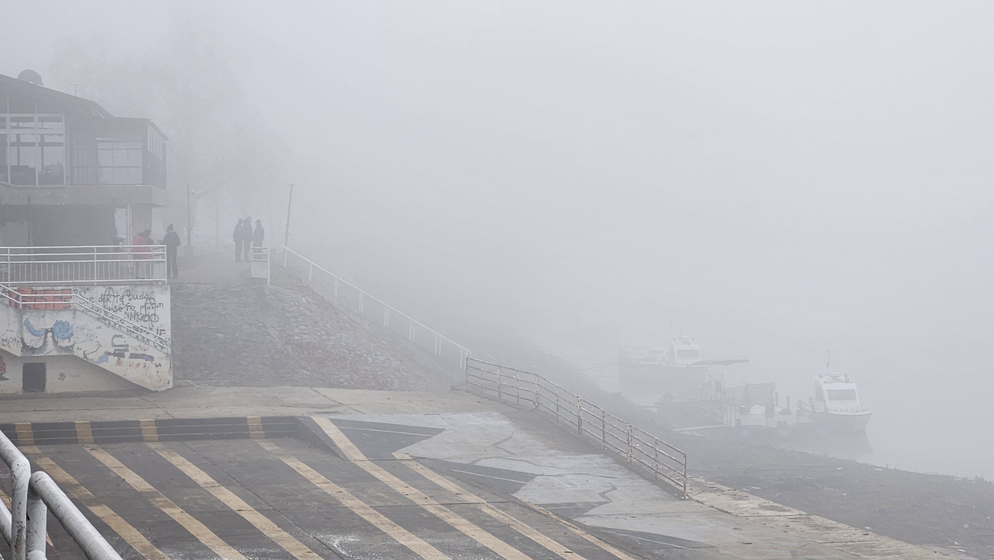 11.12.2025. Slavonski Brod - Prevrnuo se čamac u Savi u Slavonskom Brodu u četvrtak rano ujutro, policija je iz hladne rijeke izvukla više od deset ljudi, Photo: Zeljka Gavranovic/PlusPortal/PIXSELL
