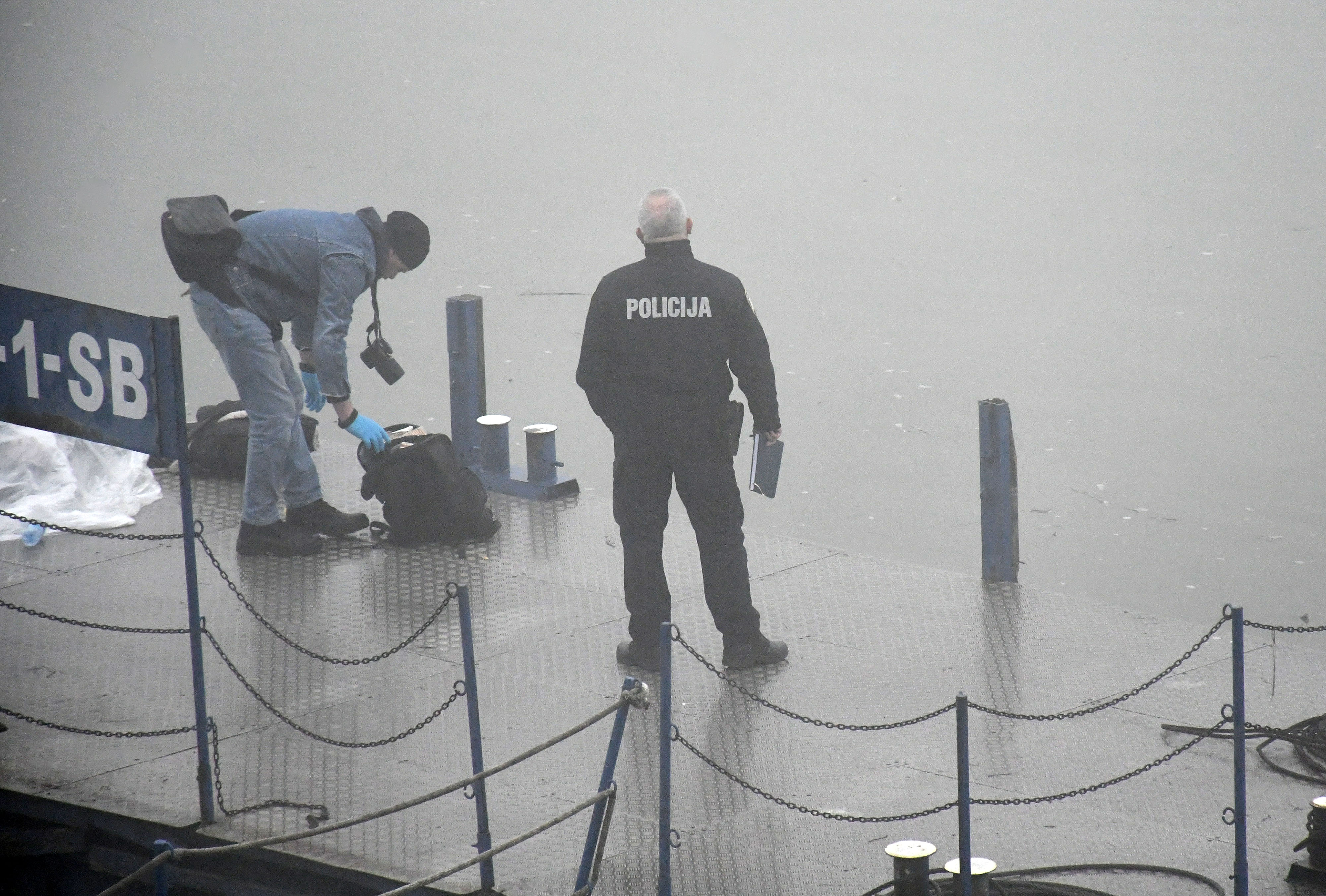 11.12.2025. Slavonski Brod - Prevrnuo se čamac u Savi u Slavonskom Brodu u četvrtak rano ujutro, policija je iz hladne rijeke izvukla više od deset ljudi. Photo: Ivica Galovic/PIXSELL