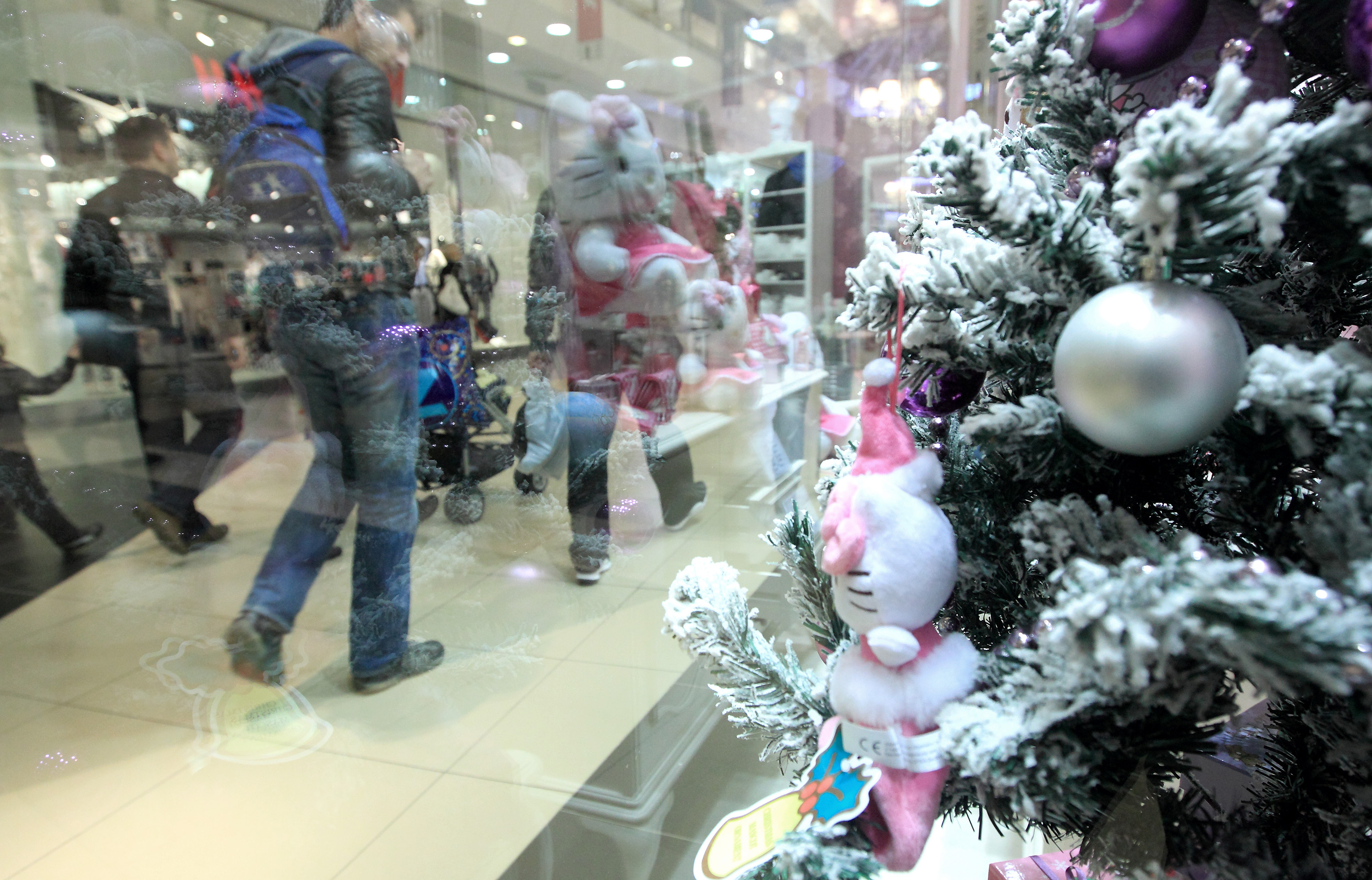 19.12.2011., Zagreb - Kupnja poklona u Shopping centru Arena, ilustracija.