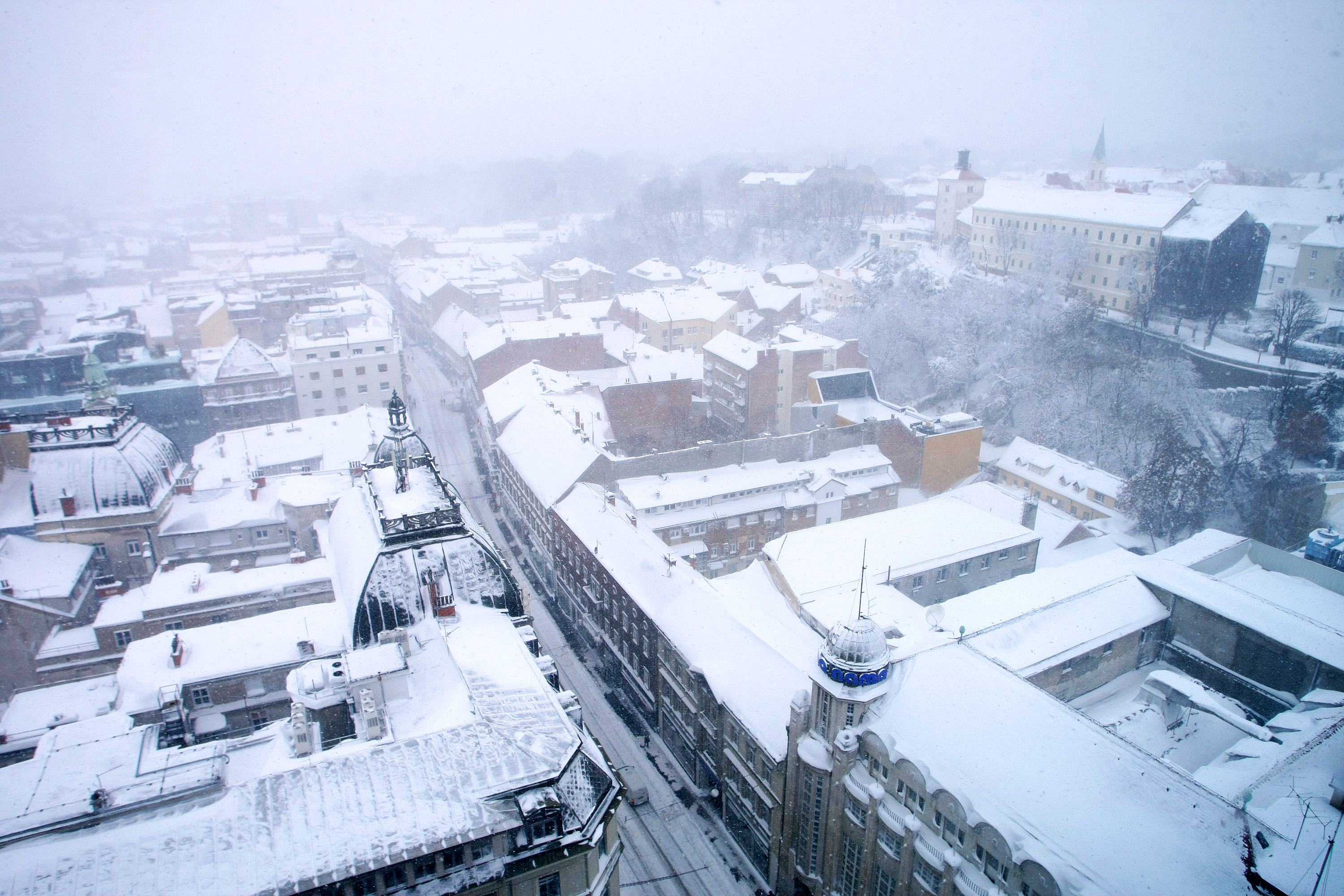 08.12.2012., Zagreb - Zagreb pogodilo jako snjezno nevrijeme. Trg bana Jelacica pod bijelim pokrivacem. r"nPhoto: Petar Glebov/PIXSELL