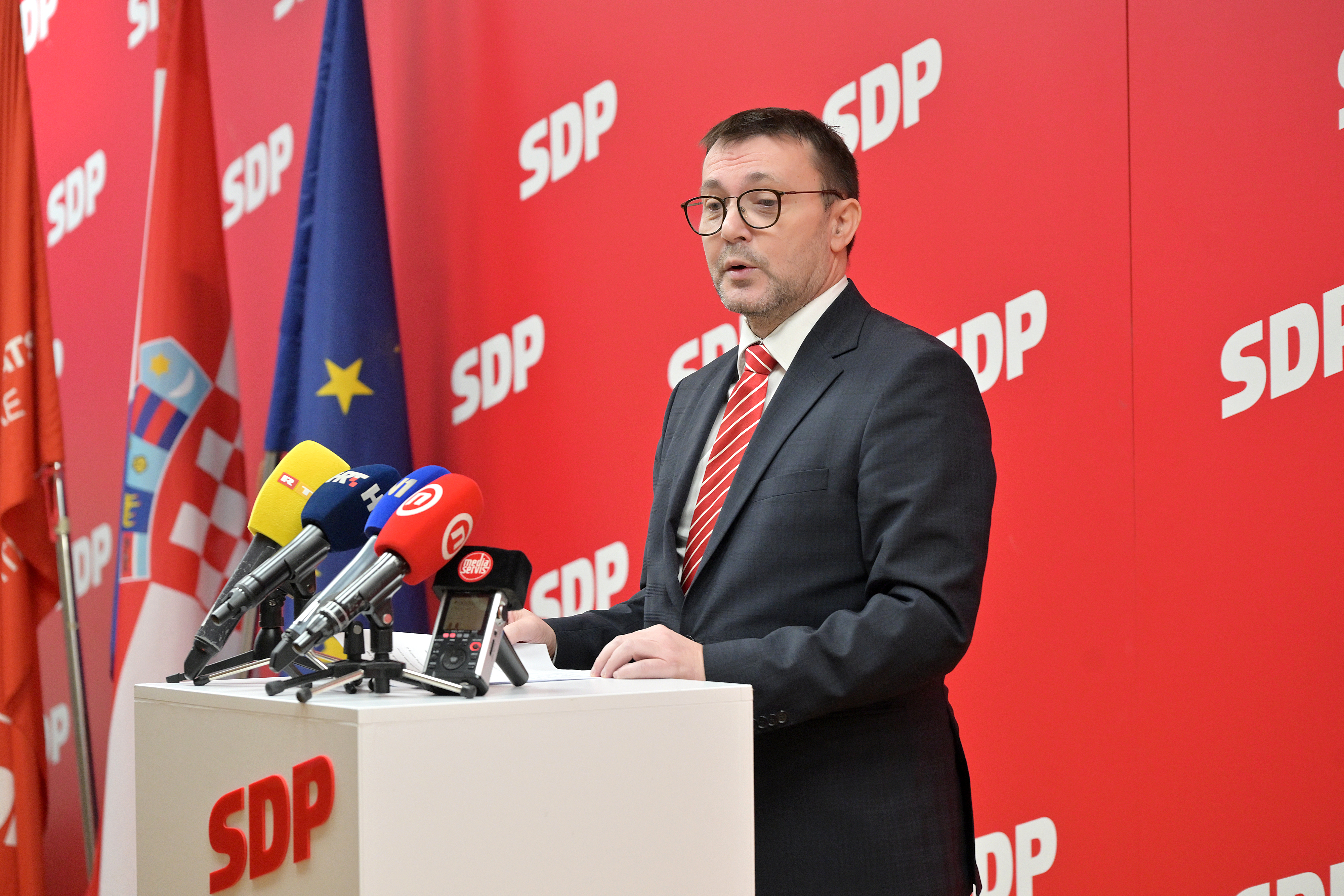 16.12.2025., Zagreb - SDP-ovi saborski zastupnici Arsen Bauk i Maria Blazina odrzali su konferenciju za medije o pokretanju izmjena Kaznenog zakona i Zakona o prekrsajima protiv javnog reda i mira. Photo: Sandra Simunovic/PIXSELL