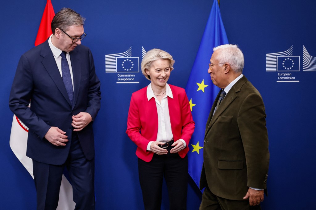 Serbia's President Aleksandar Vucic (L) gets ready with European Commission President Ursula von der Leyen (C) and European Council President Antonio Costa (R) at the European Commission in Brussels on December 10, 2025. (Photo by Simon Wohlfahrt / AFP)