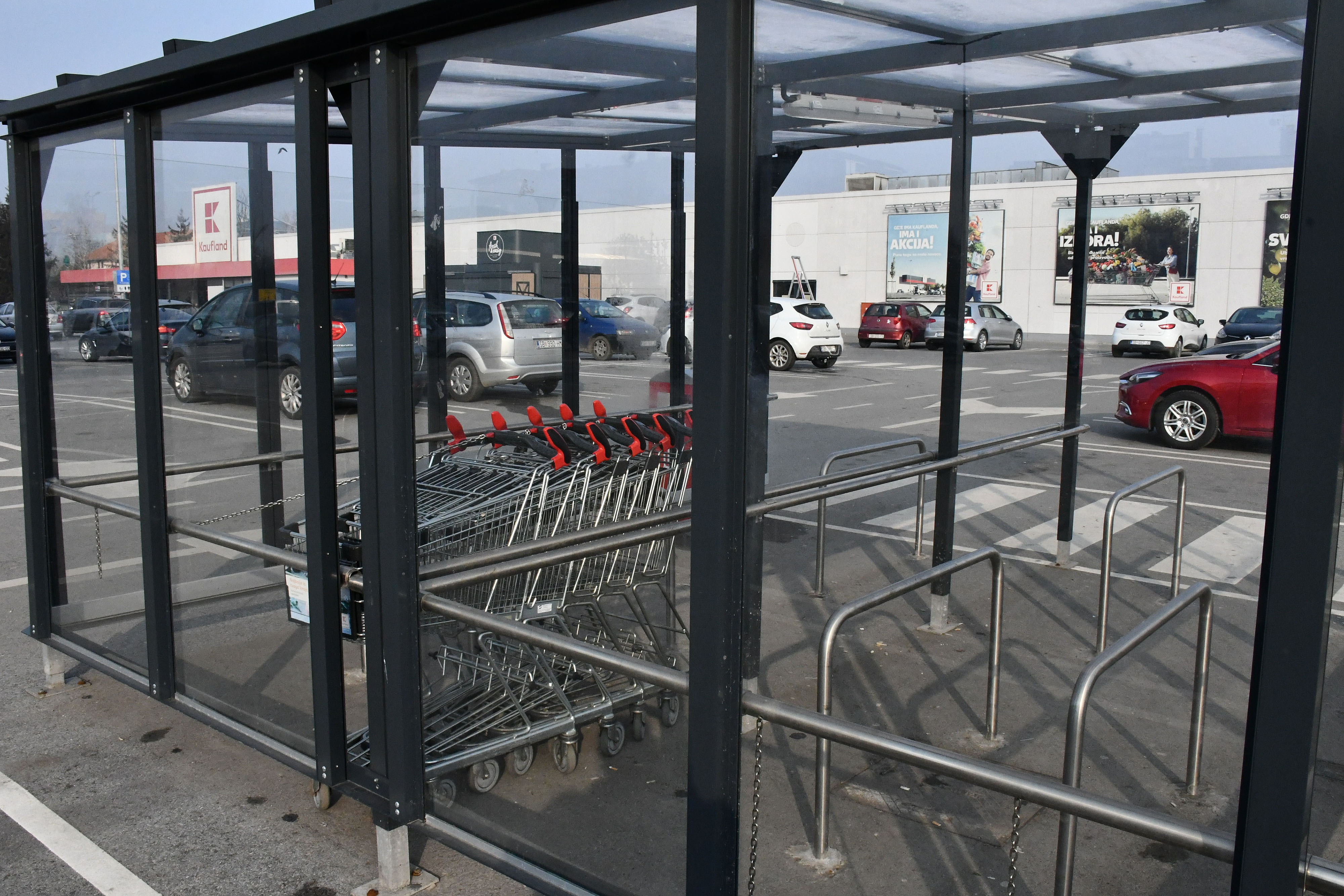 Znatno manje kupaca i vozila na parkiralistima trgovackih centara. Kaulfand Photo: Ivica Galovic/PIXSELL