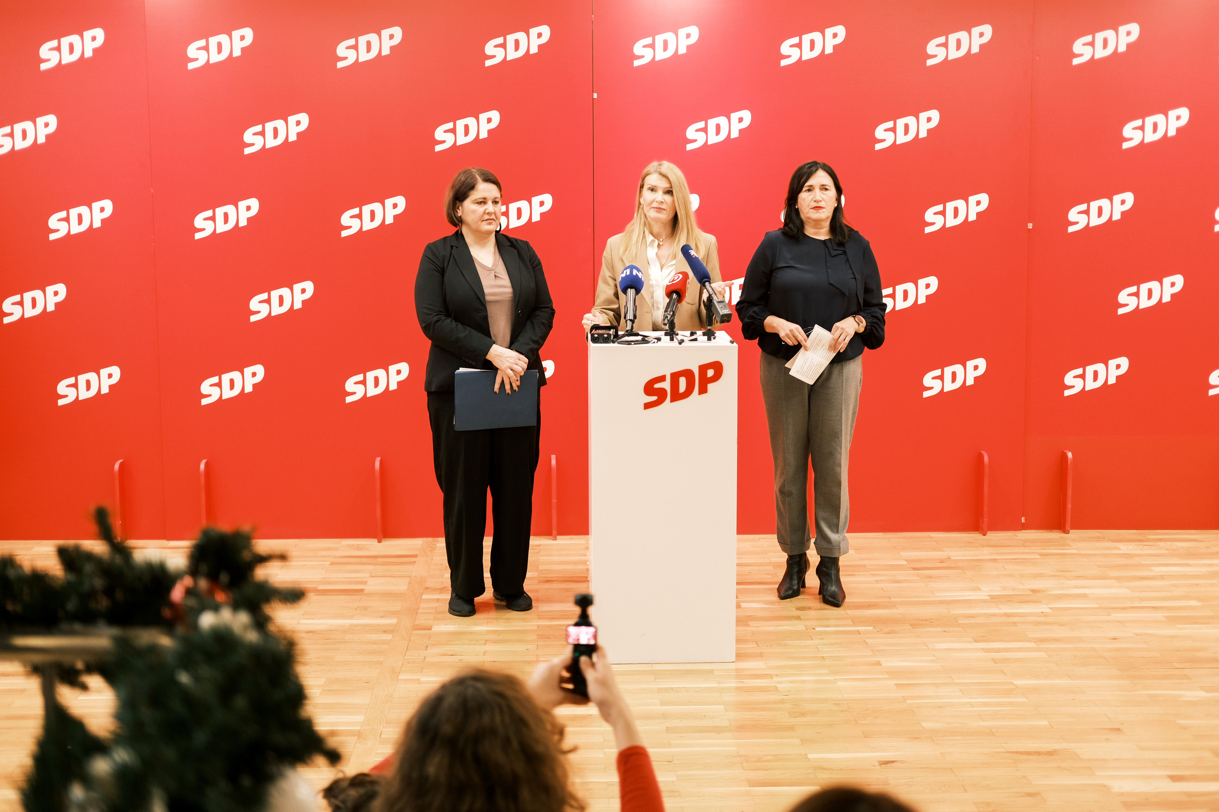 19.12.2025., Zagreb - Konferencija za medije SPD-a u prostorijama stranke na Trgu Drage Iblera na temu medjuvrsnjackog nasilja i SPD-ovog paketa zakona koji ide u proceduru. Marija Lugaric, Sabina Glasovac i Tanja Sokolic Photo: Vid Redza/PIXSELL