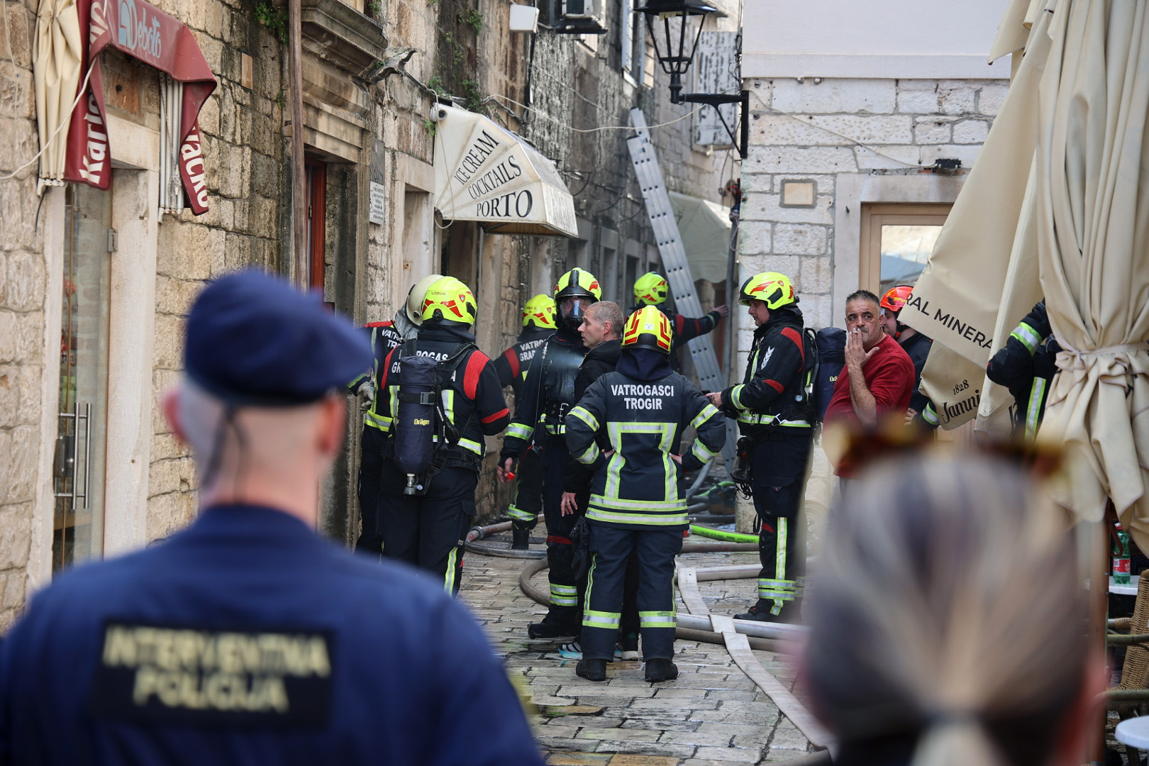 U staroj jezgri u Ulici Matije Gupca izbio je pozar. Photo: Zvonimir Barisin/PIXSELL