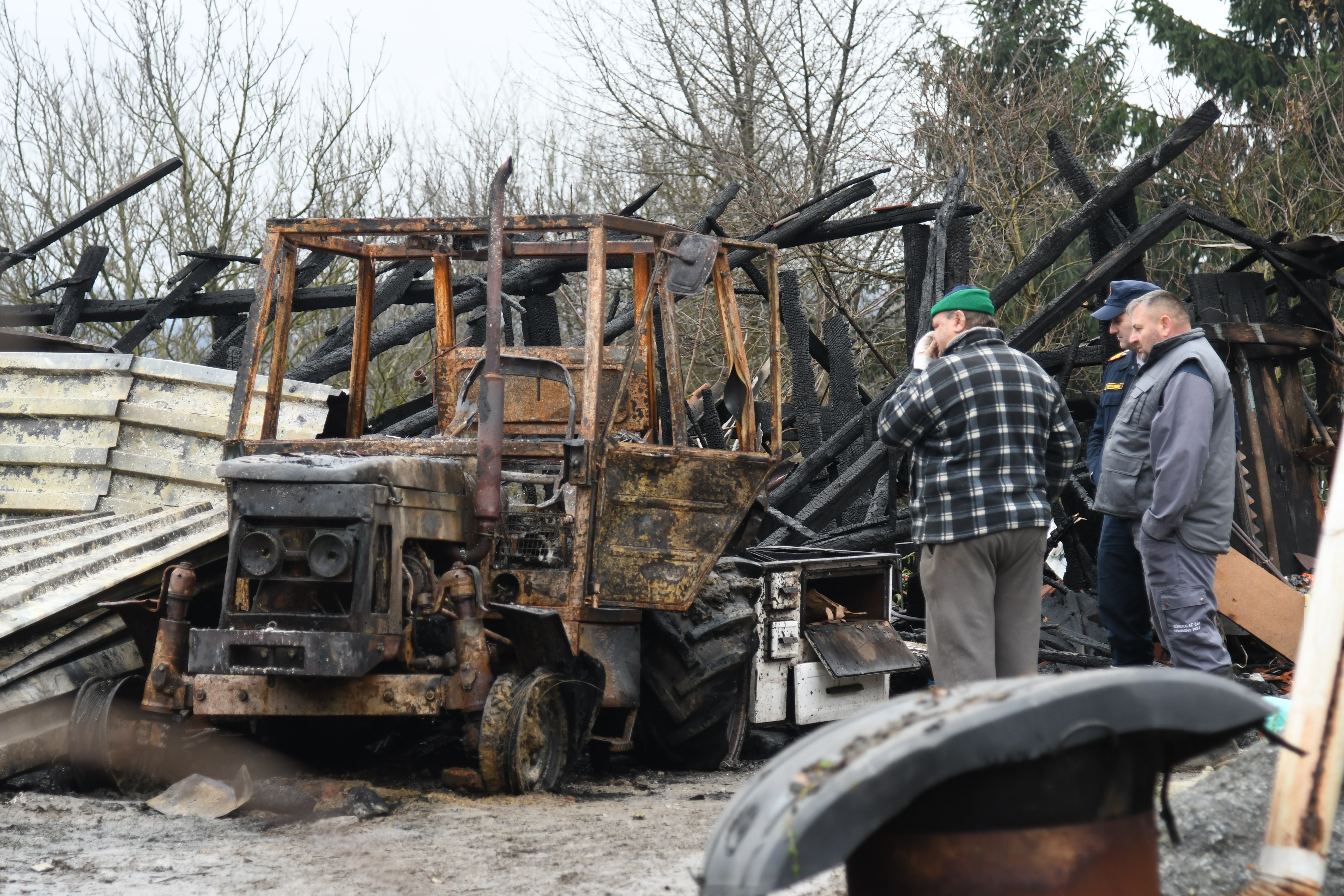 U stravicnom sinocnjem pozaru koji je izbio na OPG-u u Ivanovom Selu, izgorjelo je nekoliko zivotinja, te automobili i poljoprivredni strojevi, zatim preko tisucu bala sijena, a materijalna steta je ogromna. Photo: Damir Spehar/PIXSELL
