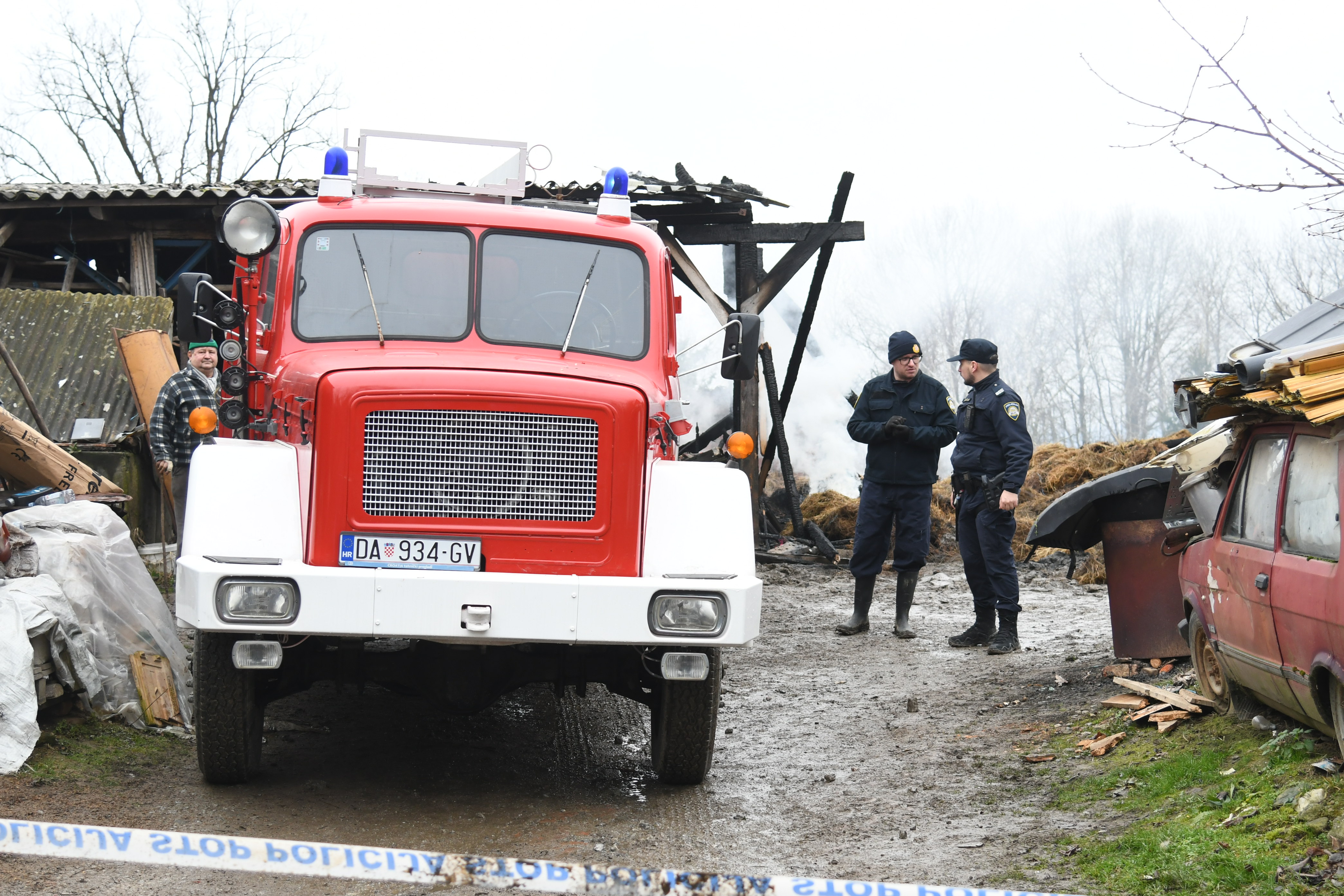 U stravicnom sinocnjem pozaru koji je izbio na OPG-u u Ivanovom Selu, izgorjelo je nekoliko zivotinja, te automobili i poljoprivredni strojevi, zatim preko tisucu bala sijena, a materijalna steta je ogromna. Photo: Damir Spehar/PIXSELL