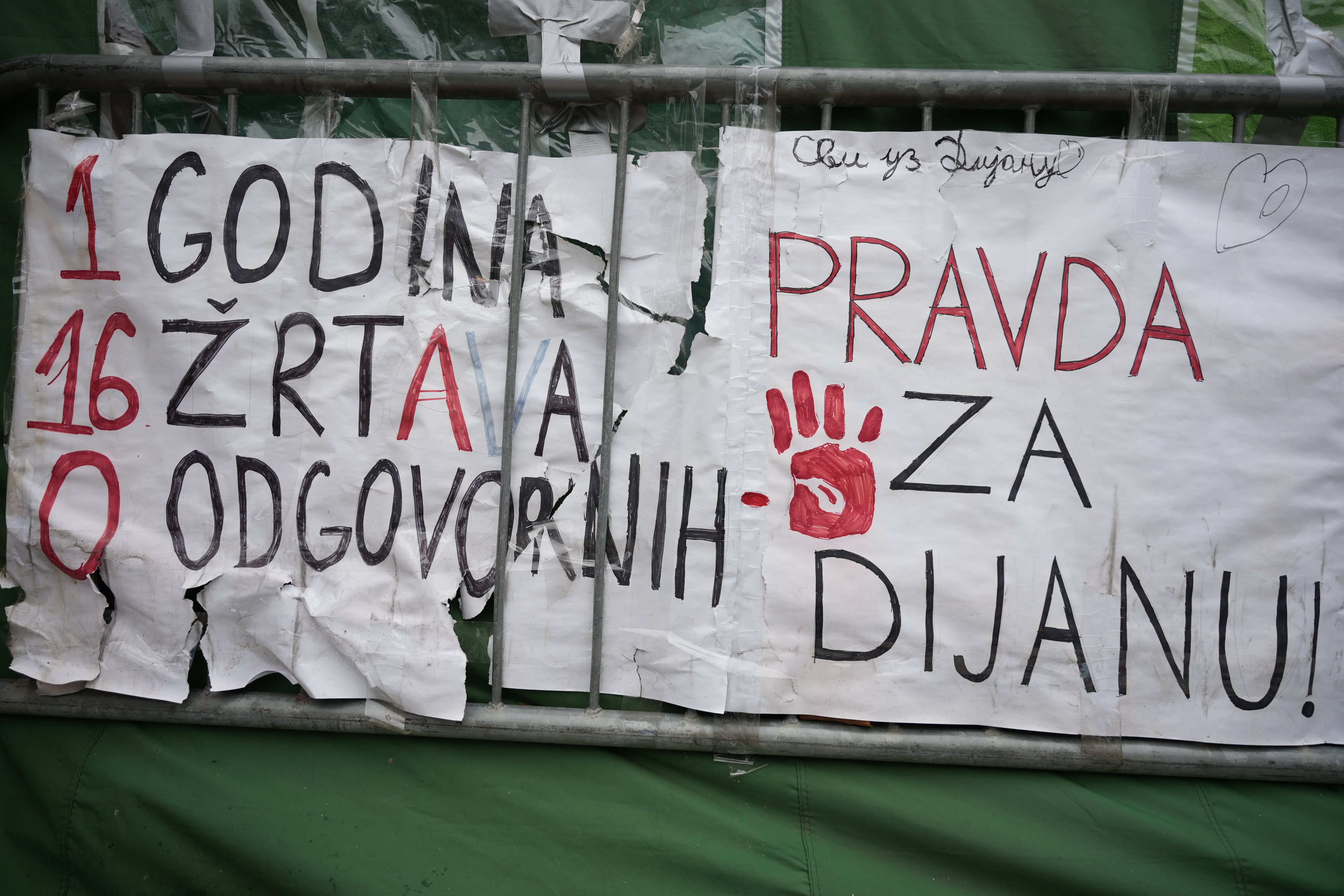 Dijana Hrka, majka Stefana Hrke koji je stradao u padu nadstresnice u Novom Sadu, nastavila je svoju borbu za pravdu nakon sto je do juce strajkovala gladju 15 dana u blizini Skupstine Srbije. Photo: Dejan Rakita/PIXSELL