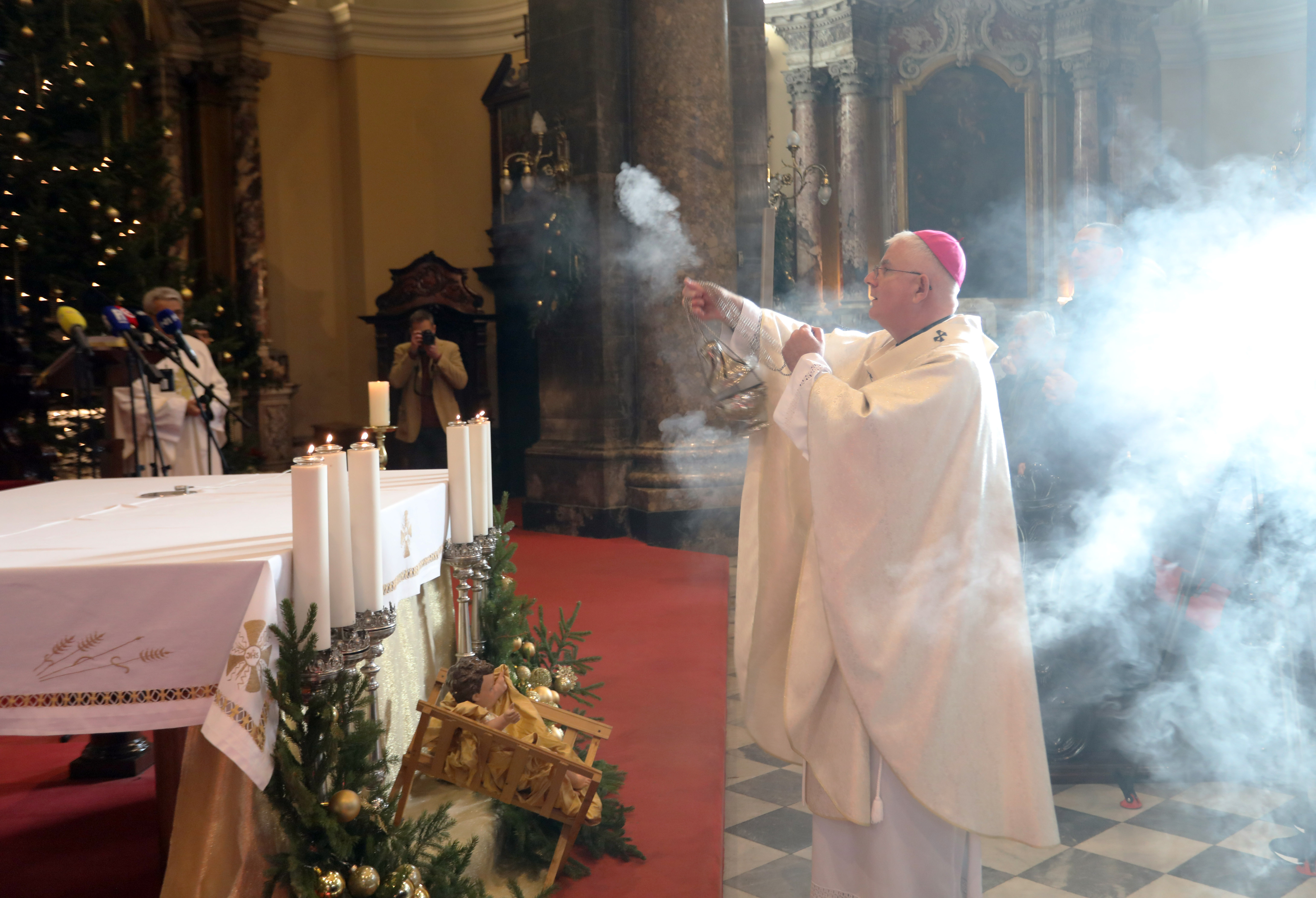 Rijecki nadbiskup Mate Uzinic predvodi Bozicnu misu  u katedrali Svetog Vida. Photo: Goran Kovacic/PIXSELL