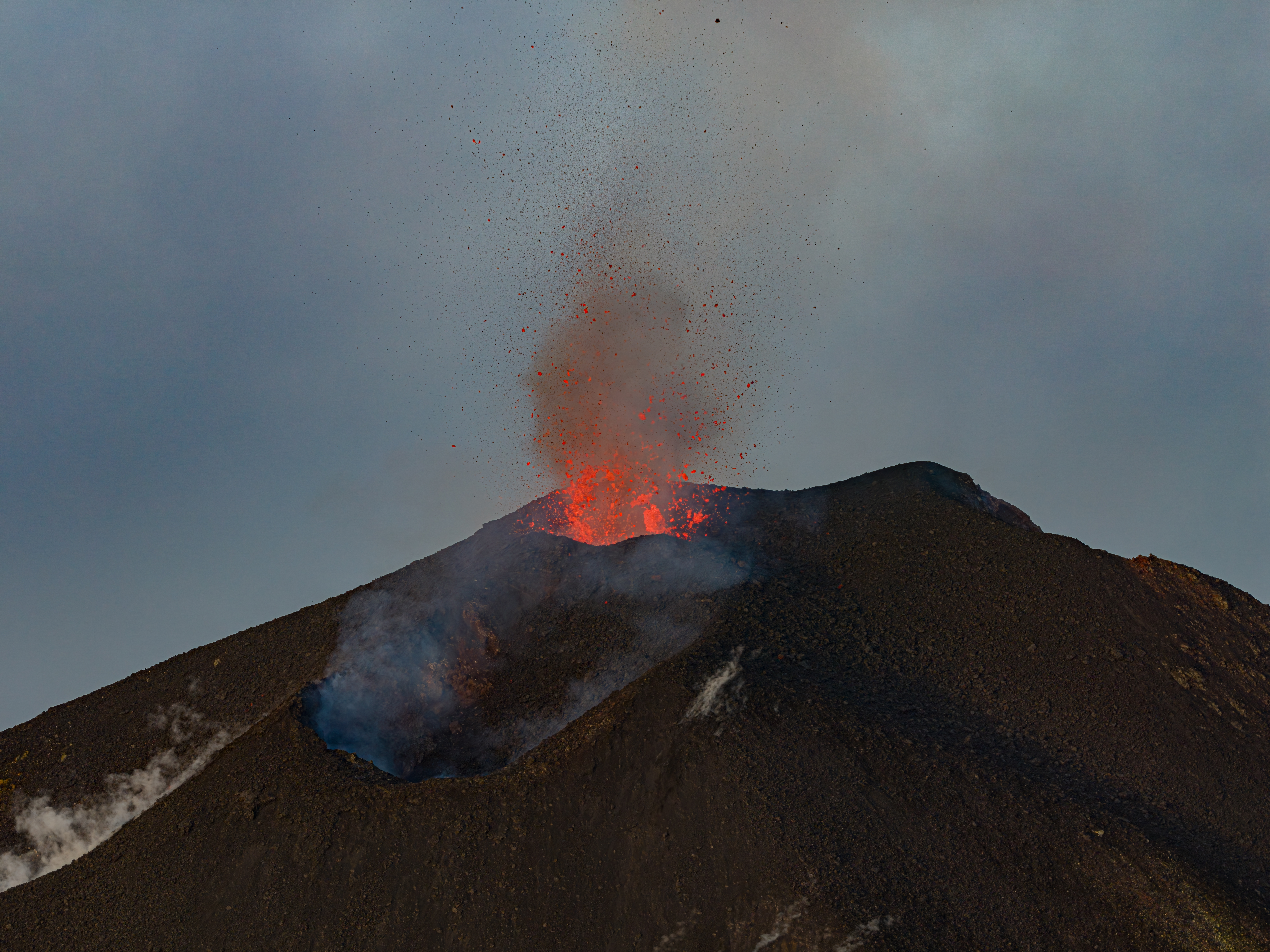 A picture shows a volcanis eruption on the Mount Etna volcano on August 28, 2025. The Etna volcanic eruption started on August 10 and remained active the last weeks. (Photo by Marco RESTIVO / AFP)Etna