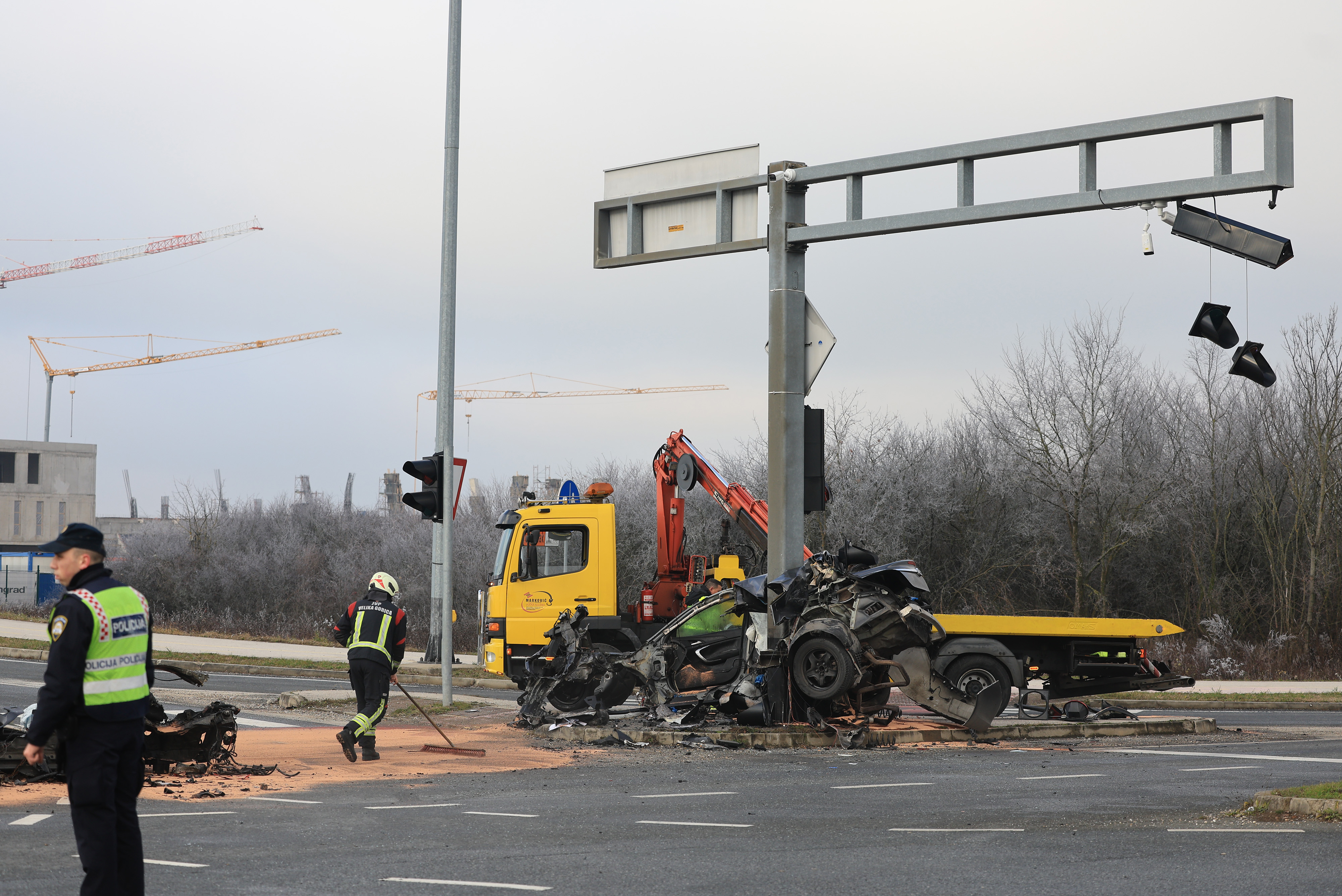 29.12.2025., Velika Gorica - Prometna nesreca na krizanju Avenije Pape Ivana Pavla II. i drzavne ceste D31, u neposrednoj blizini Zrakoplovno-tehnickog centra (ZTC). U nesreci je sudjelovao jedan osobni automobil koji je sletio s kolnika i udario u stup.