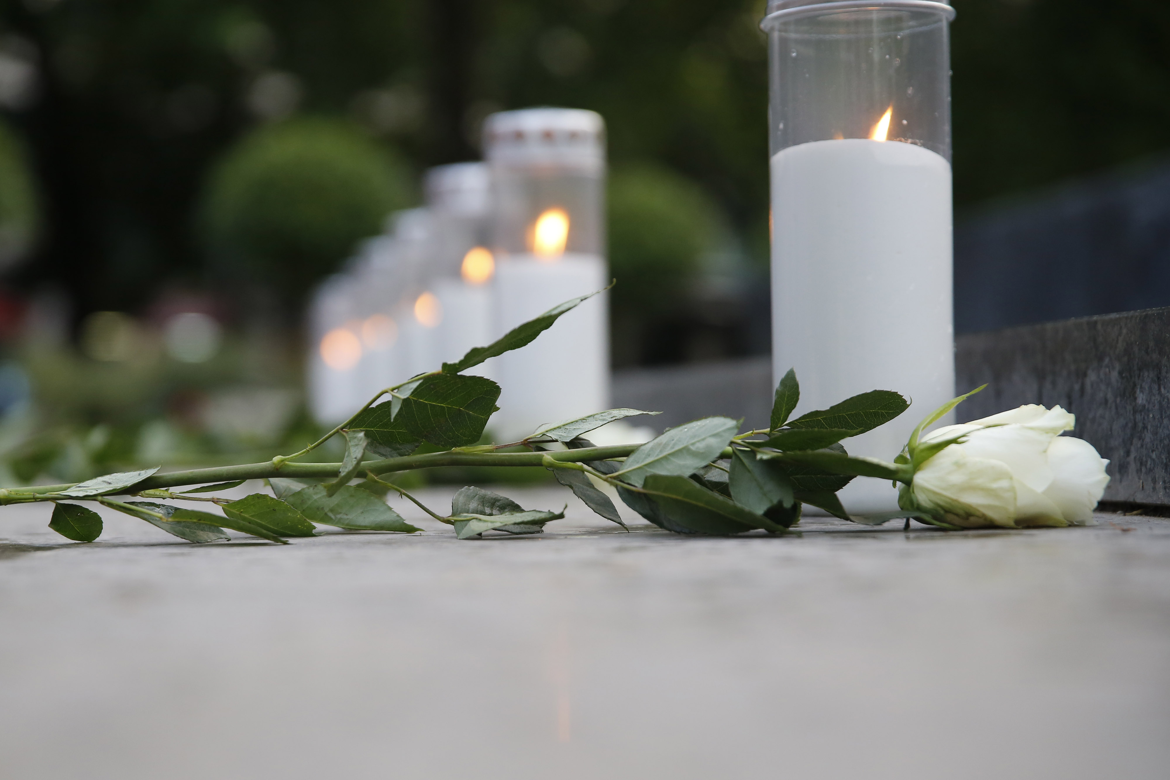 Ispred spomen-obiljezja poginulim braniteljima kod Hrvatskog doma hercega