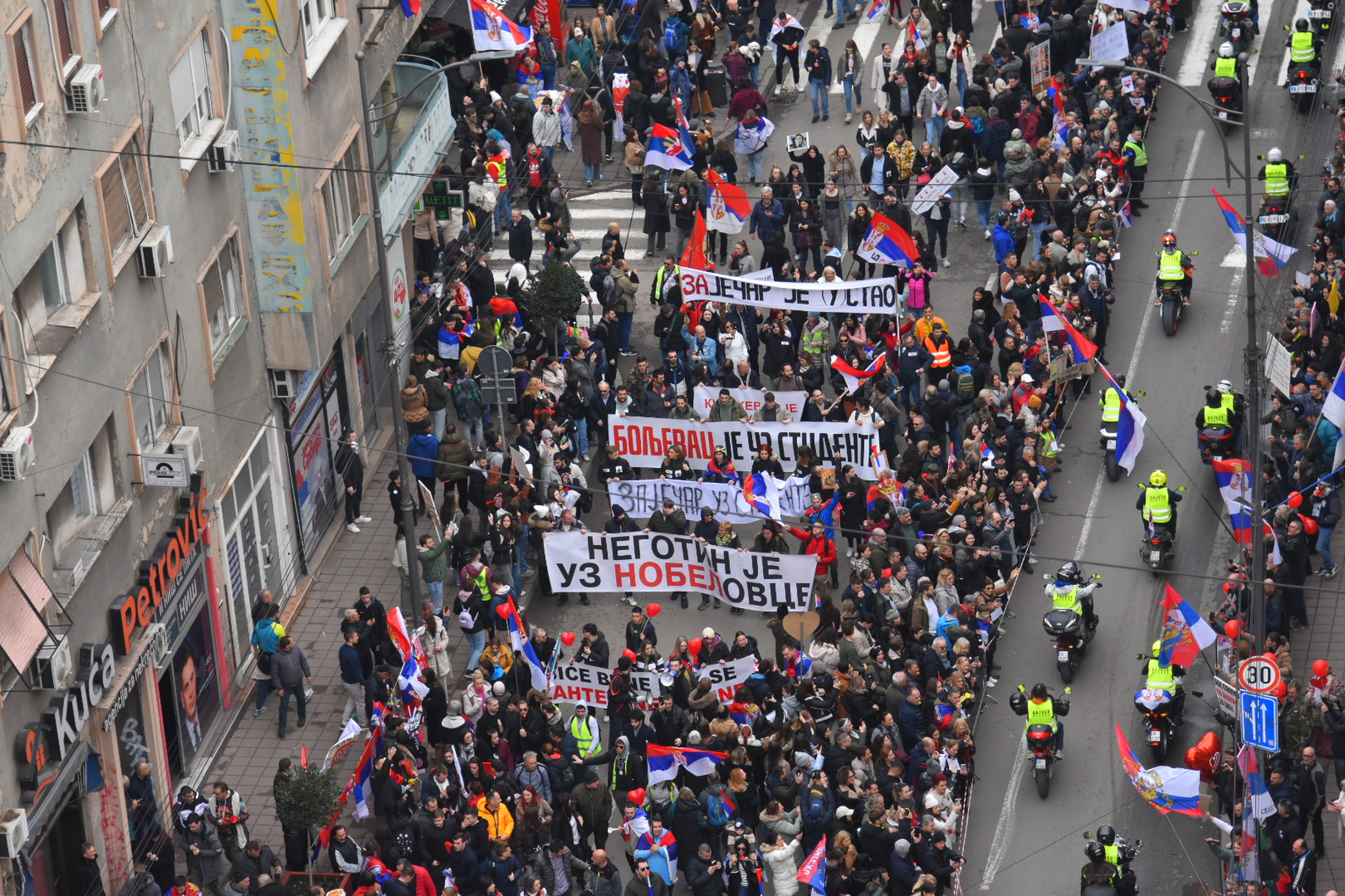Niš: Studenti i građani nakon prosvjedne šetnje odali počast stradalima u Novom Sadu u padu nadstrešnice