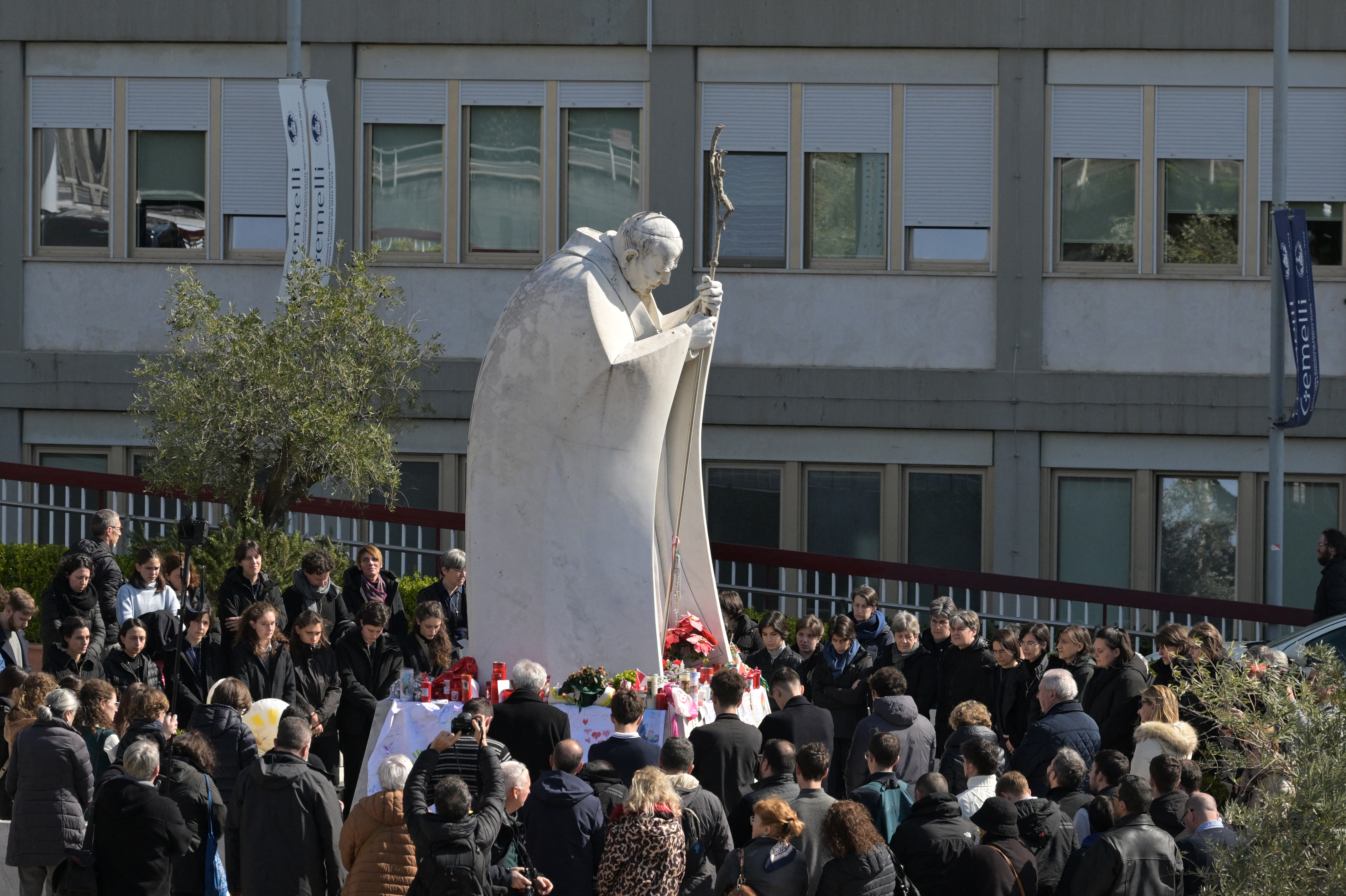 papa franjo, vjernici, spomenik