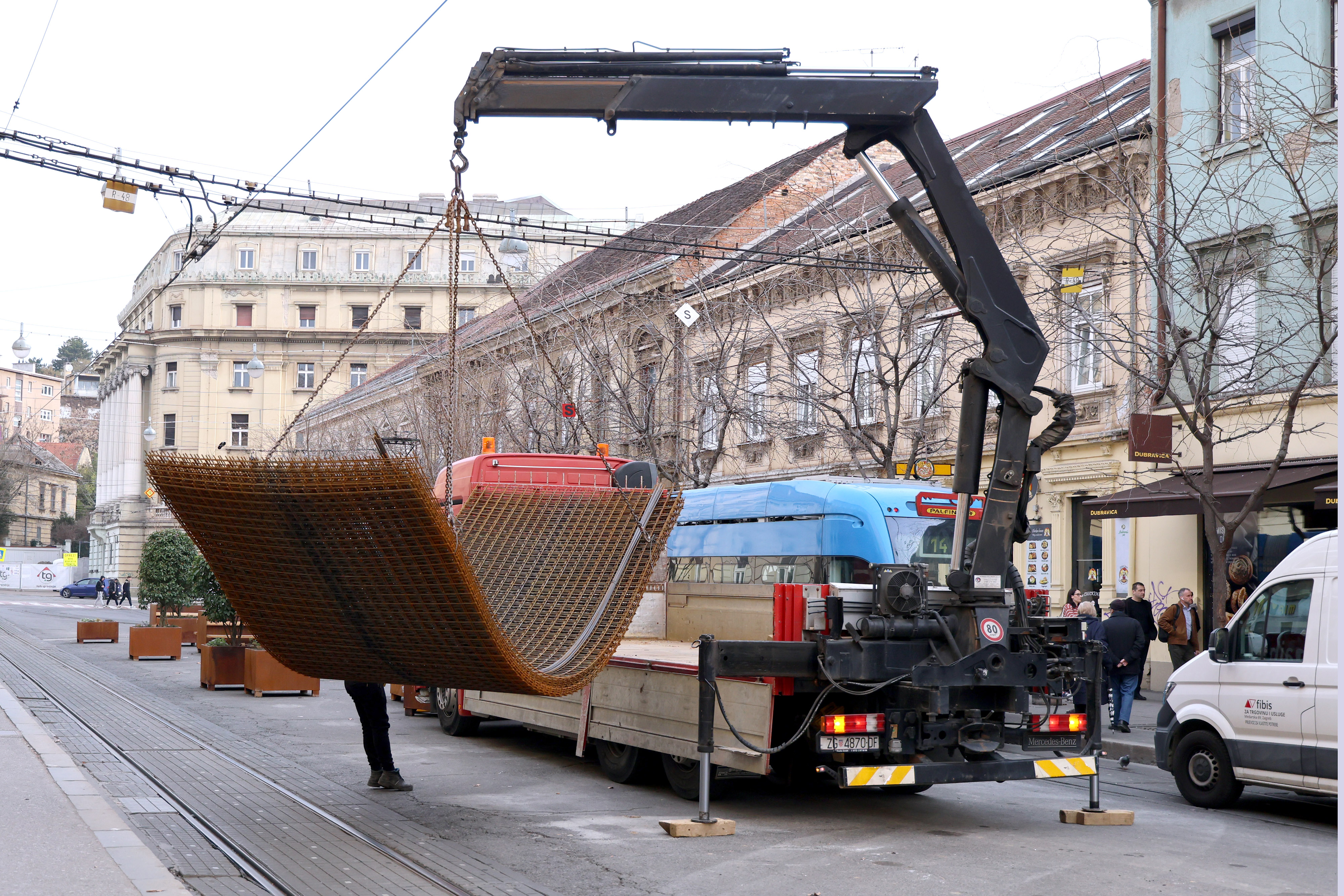 Zagreb: Radnici morali pomicati žardinjere u Draškovićevoj kako bi kamion mogao dostaviti građevinski materijal
