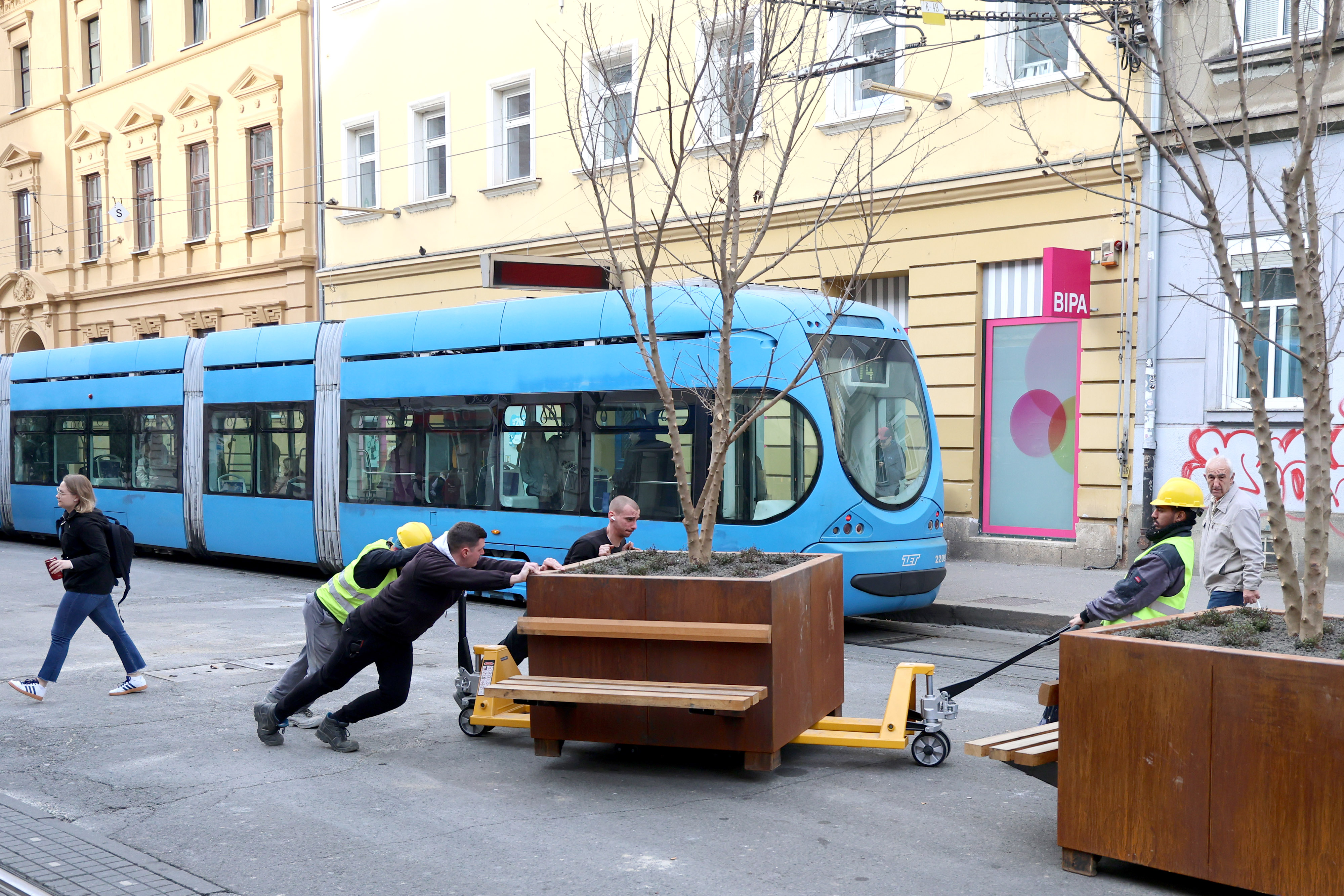 Zagreb: Radnici morali pomicati žardinjere u Draškovićevoj kako bi kamion mogao dostaviti građevinski materijal