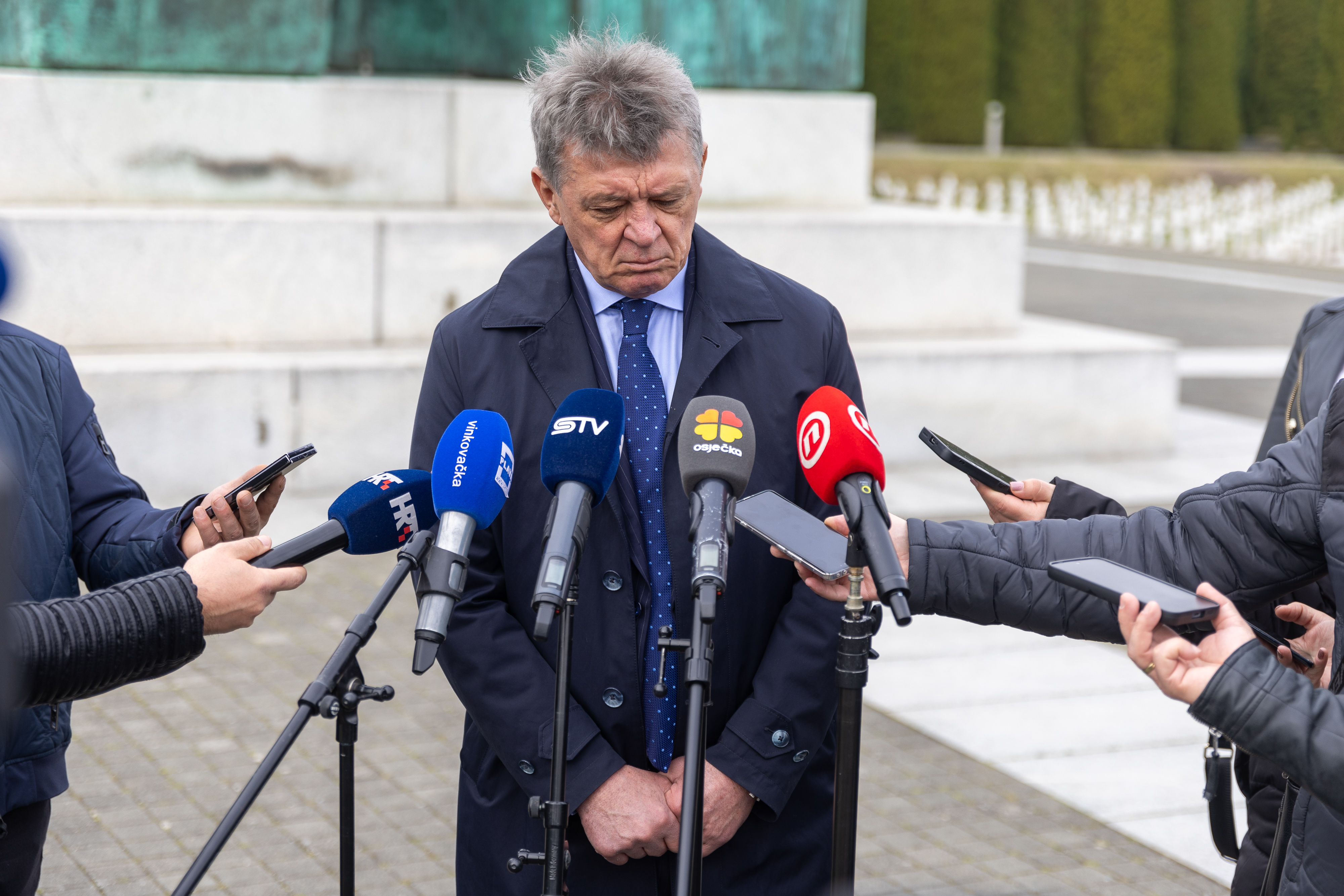 Vukovar: Ministar Medved položio je vijenac kod središnjeg križa na Memorijalnom groblju žrtava iz Domovinskog rata