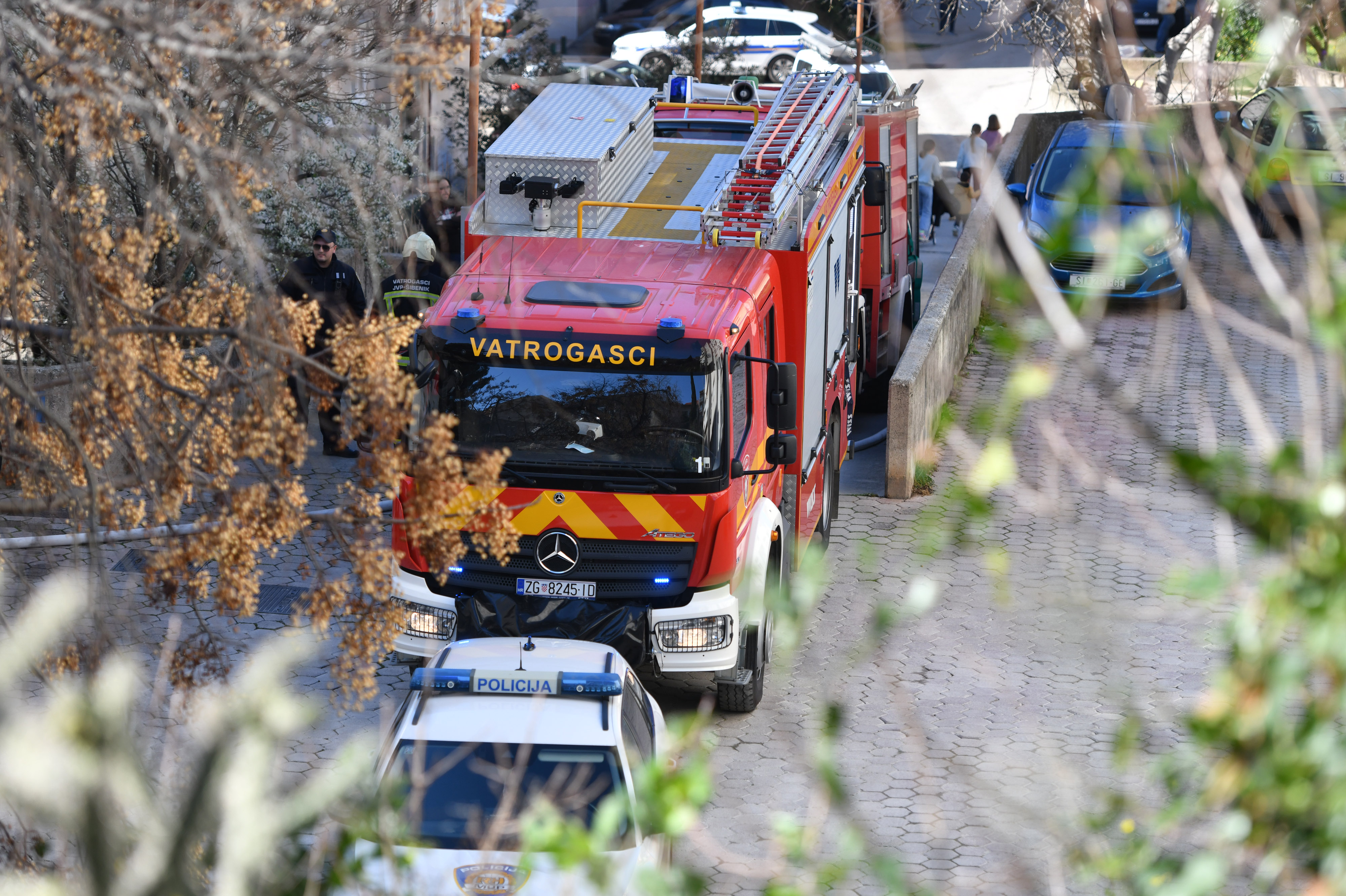 ibenik: Poar na terasi  stana u stambenoj zgradi naselja Badekin