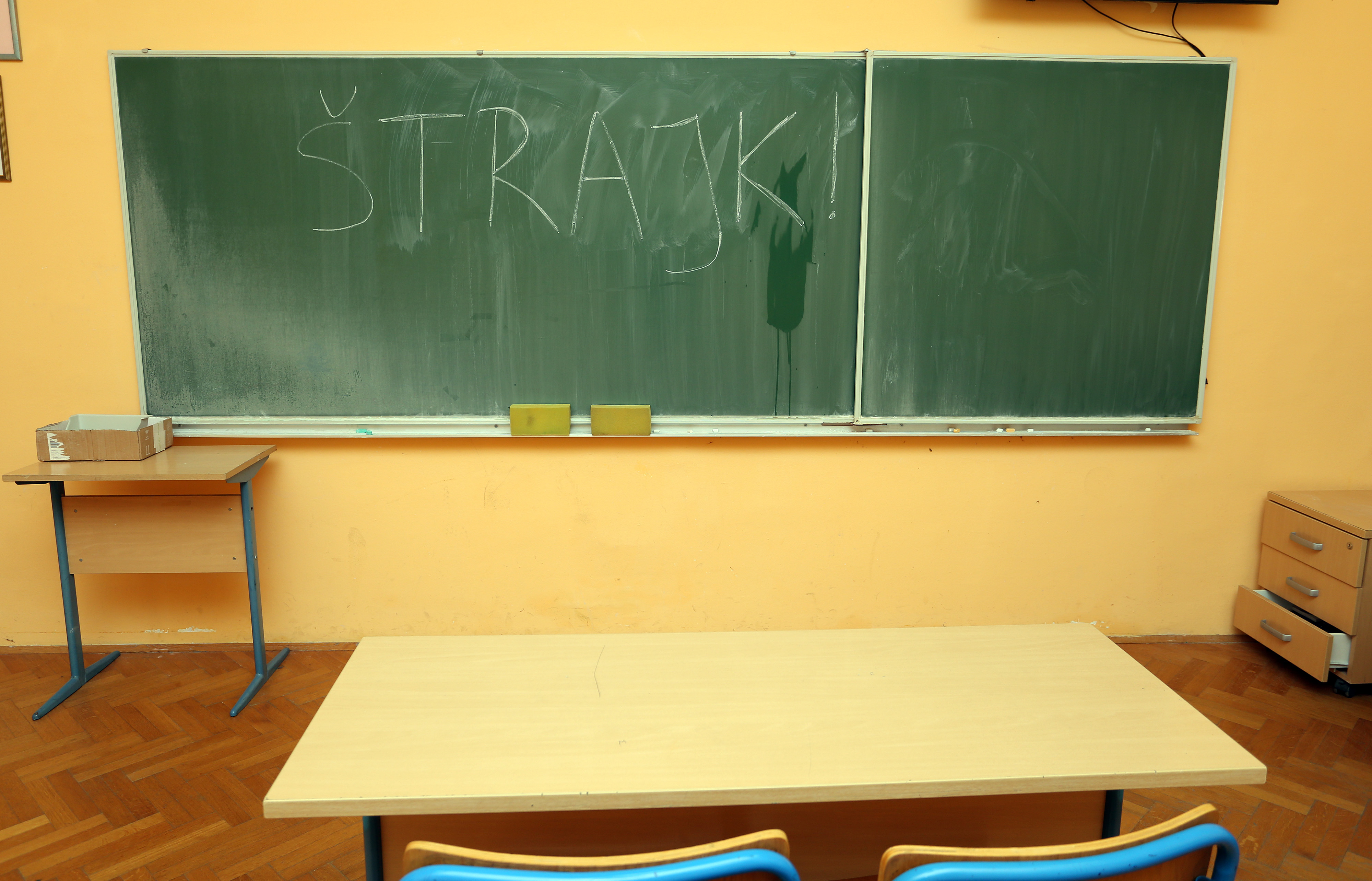 Započeo štrajk učitelja i profesora u osnovnim i srednjim školama