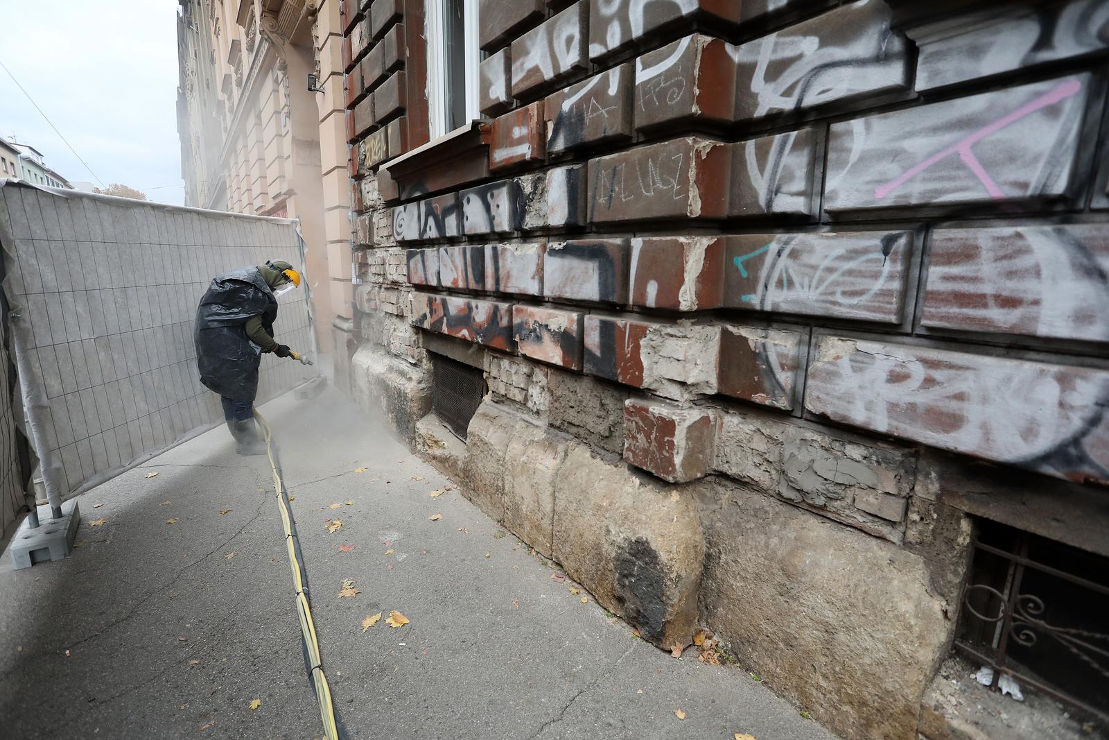 Zagreb: Uklanjanje grafita s pročelja zgrada u Vodnikovoj ulici