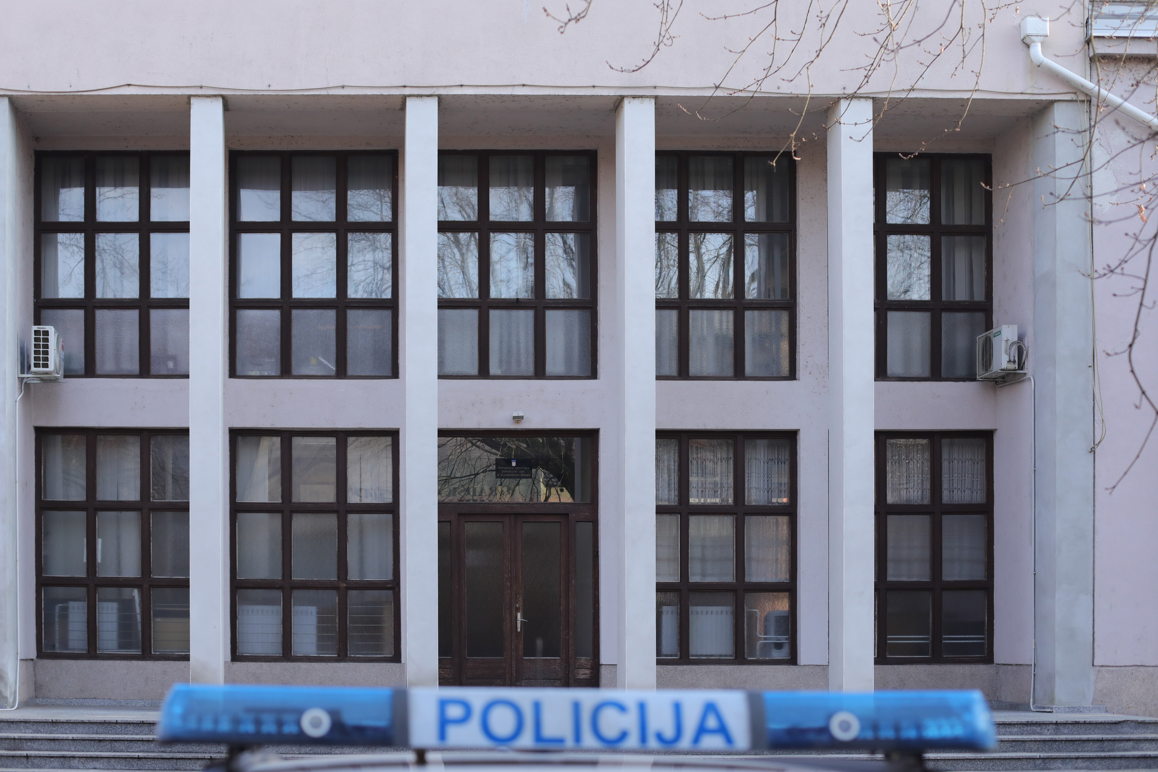 Privođenje osumnjičenog 24-godišnjeg vojnika koji je na ulici pretukao mladića obučenog u Djeda Mraza